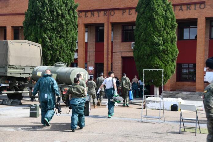 Militares entran en la prisión de Badajoz para su descontaminación REMITIDA / HANDOUT por MINISTERIO DE DEFENSA