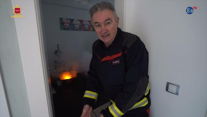 Santiago Ayala, del servicio de Prevención de Bomberos de la Comunidad de Madrid y quien nos ha explicado cómo hay que actuar si se produce un incendio en una habitación.