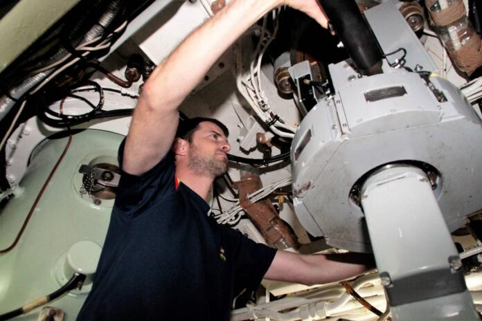 Manejando el periscopio en el submarino Mistral de la Armada Española (1)