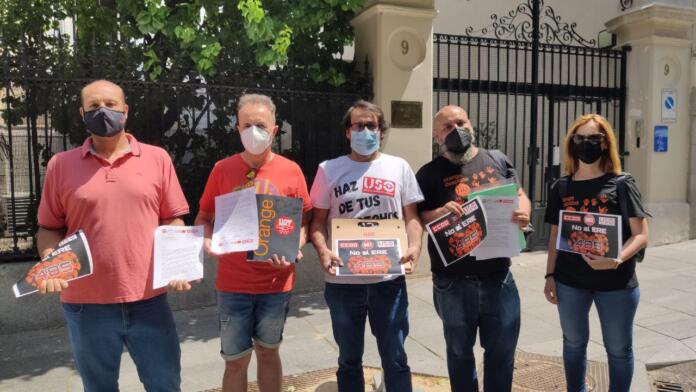 Los representantes sindicales de Orange posan a la puerta de la Embajada de Francia tras entregar una carta de protesta por el Ere al Embajador 