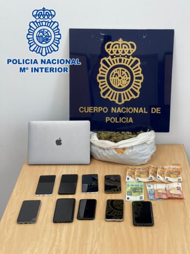 Algunos de los bienes requisados a la banda de extorsionadores sexuales