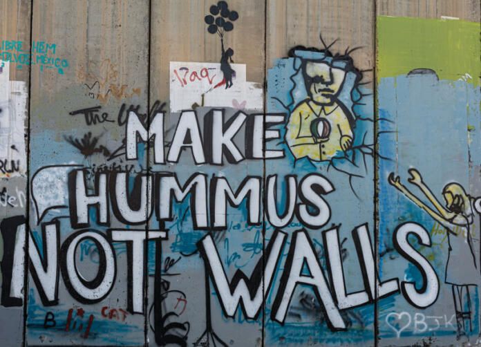 Obra de Bansky pintada en Palestina: "Haz el hummus no la guerra"