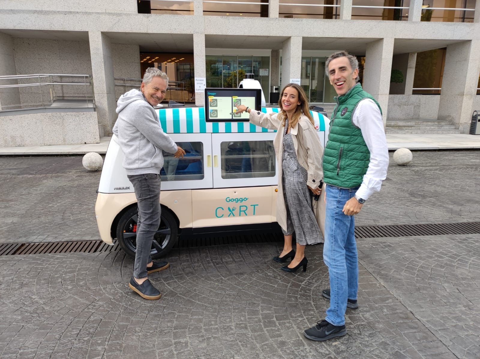 Los consumidores sólo tienen que acercarse al Goggo Cart, elegir lo que deseen comer, pagar mediante un servicio contactless y recoger su comida. Los consumidores sólo tienen que acercarse al Goggo Cart, elegir lo que deseen comer, pagar mediante un servicio contactless y recoger su comida.