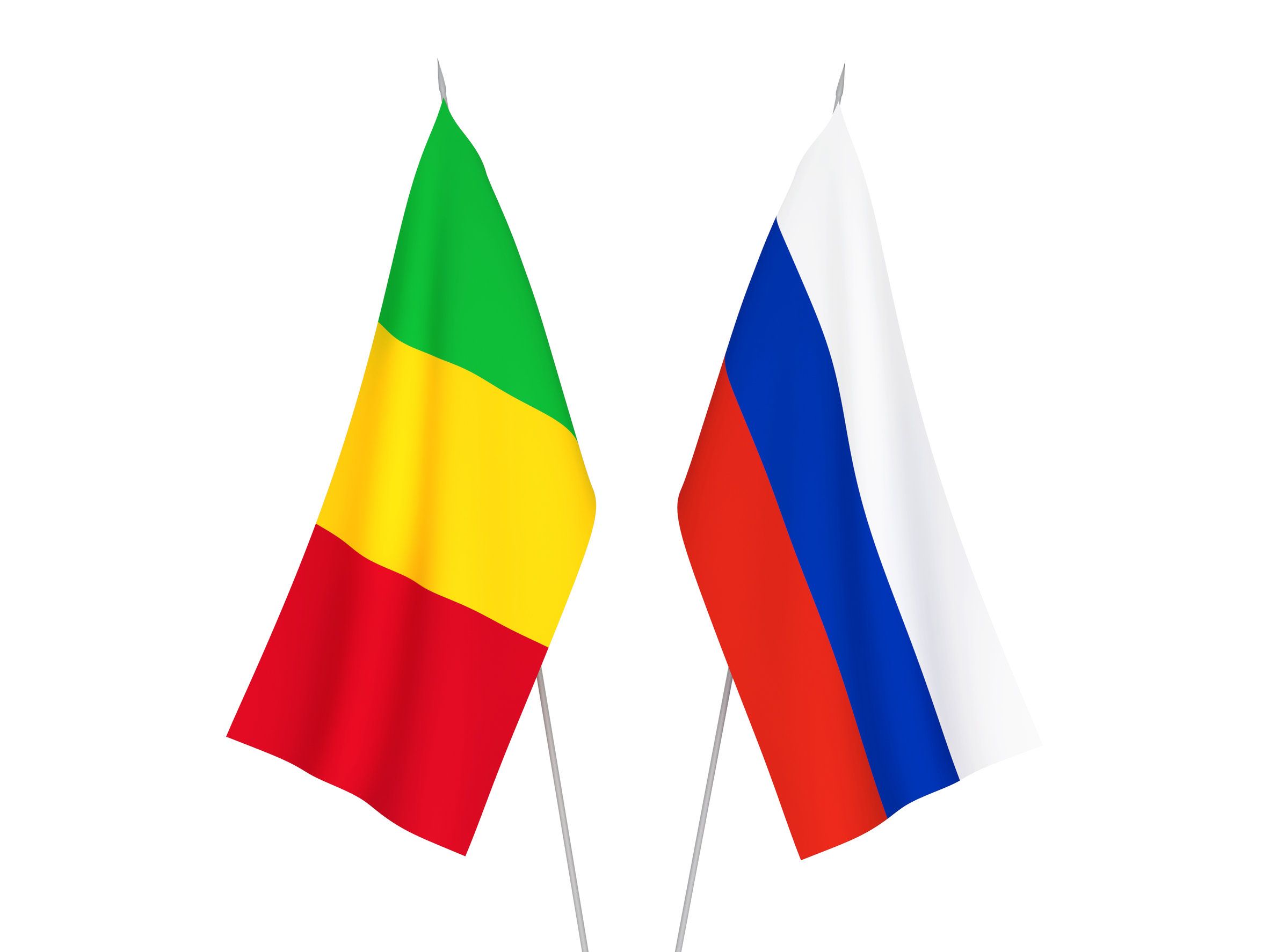 Banderas nacionales de Rusia y Malí aisladas sobre fondo blanco.