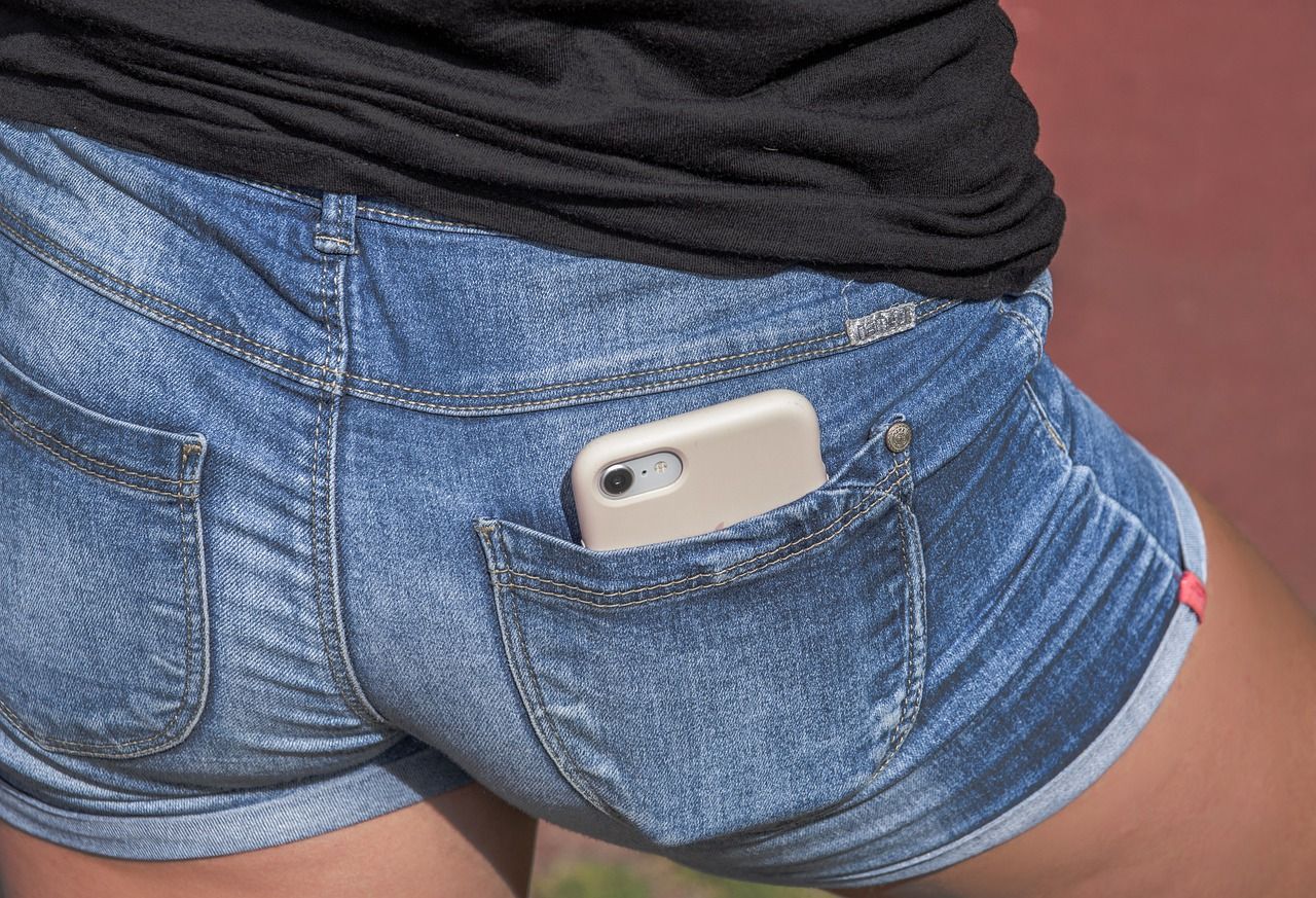 Sueles llevar el móvil en el bolsillo trasero del pantalón? LaGuardia Civil  avisa