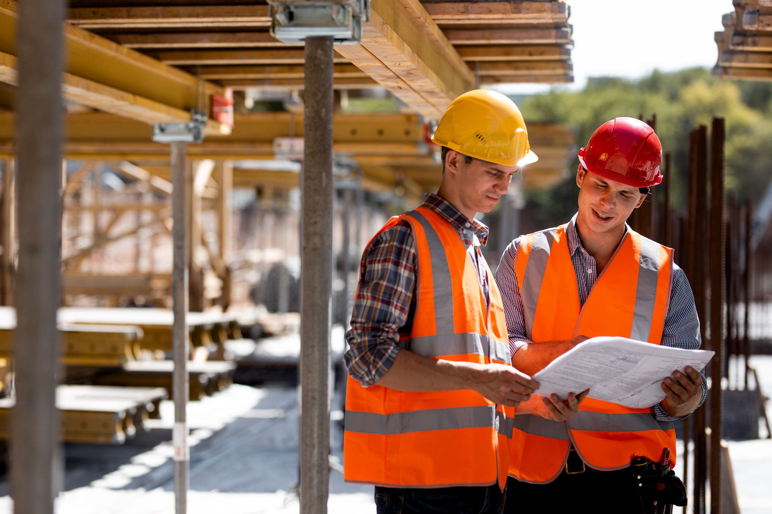 Dos ingenieros civiles exploran la documentación de construcción. Dos ingenieros civiles exploran la documentación de construcción.