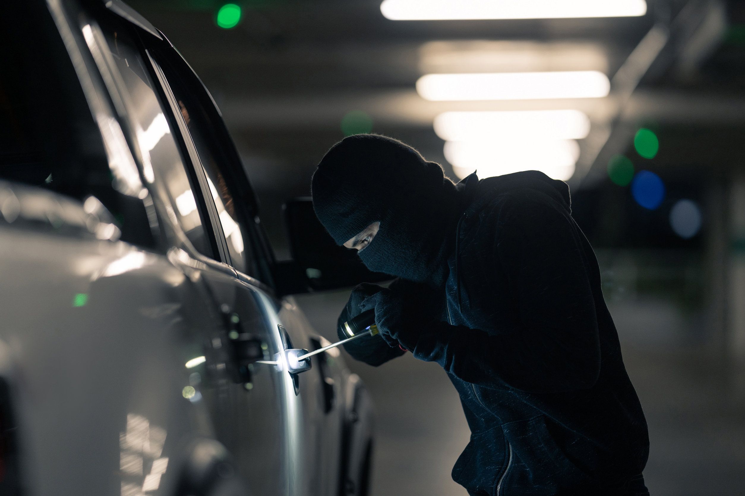 Imagen recurso de un ladrón robando un coche.