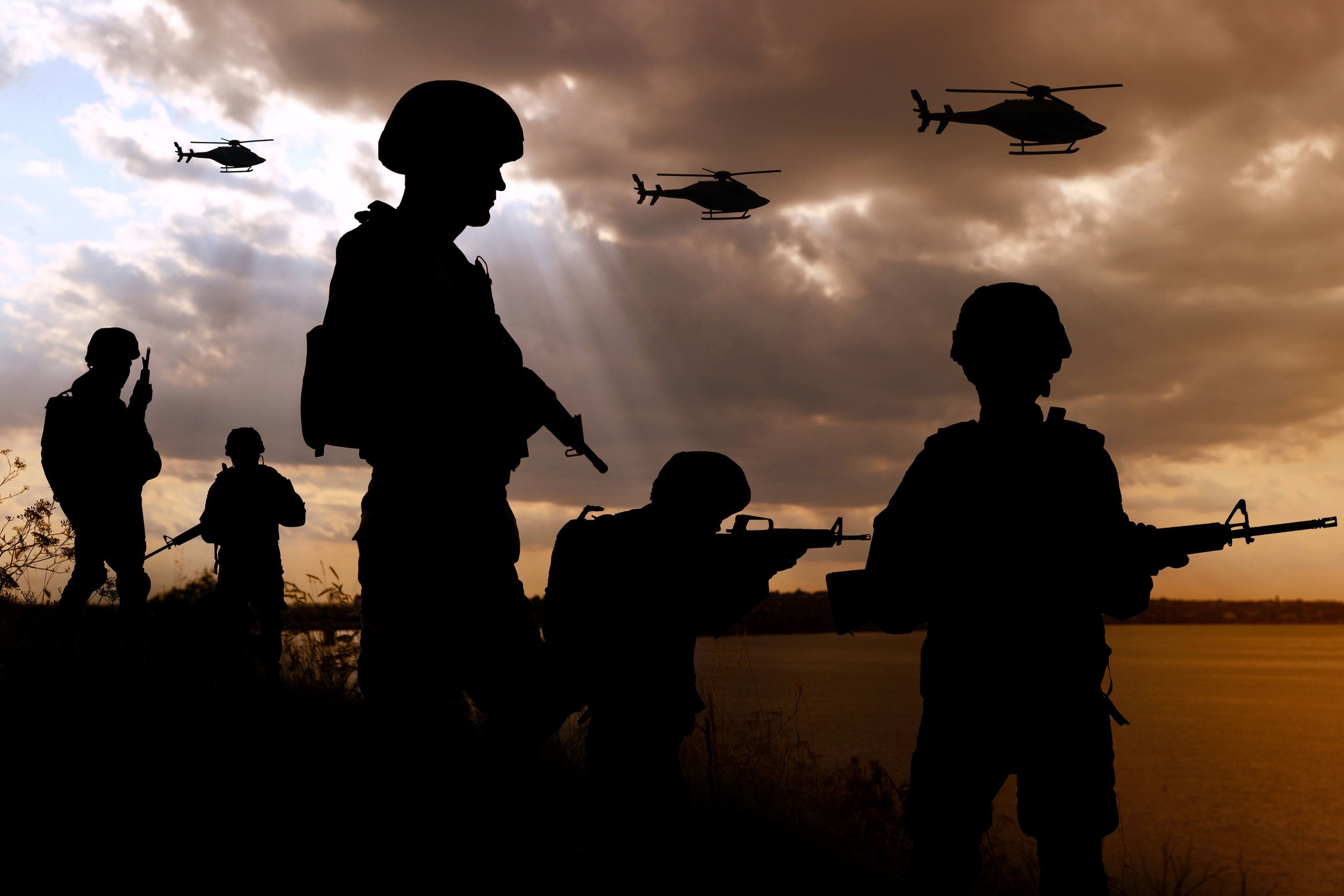 Soldados con rifles de asalto y helicópteros militares - belchonock.