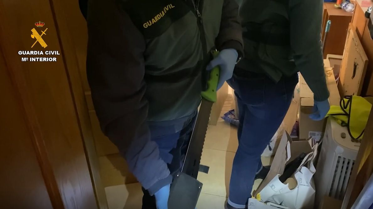 Uno de los machetes requisados por la Guardia Civil que usan los DDP para luchar Uno de los machetes requisados por la Guardia Civil que usan los DDP para luchar