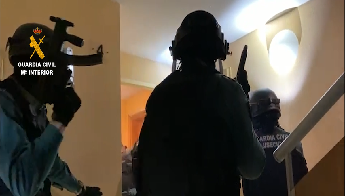 Un momento de la intervención de la Guardia Civil Un momento de la intervención de la Guardia Civil