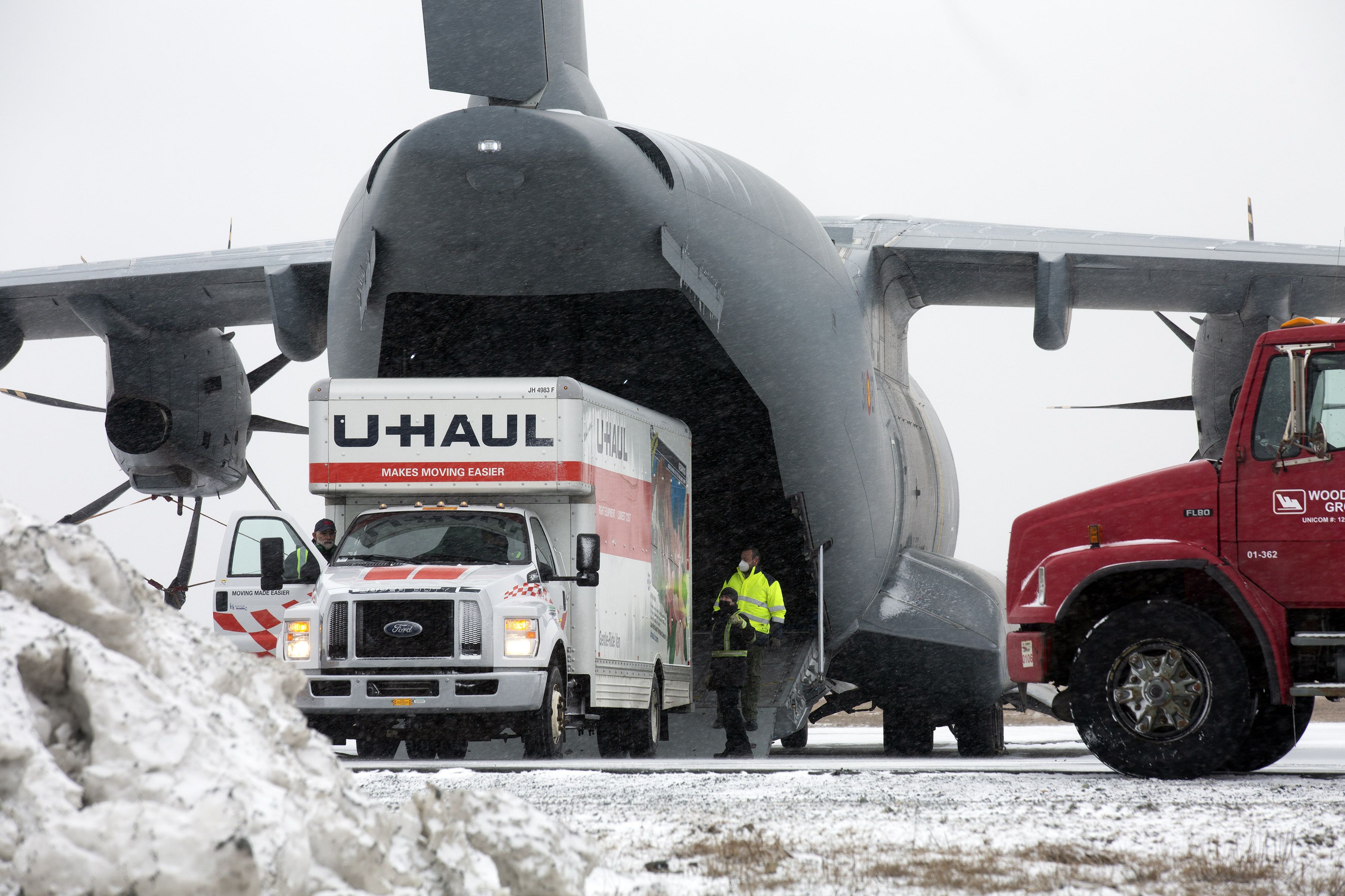 Un camión de alquiler a bordo del avión a su llegada en el aeropuerto de San Juan de Terranova, a 20 de febrero de 2022, en Terranova, Canadá - Europa Press.