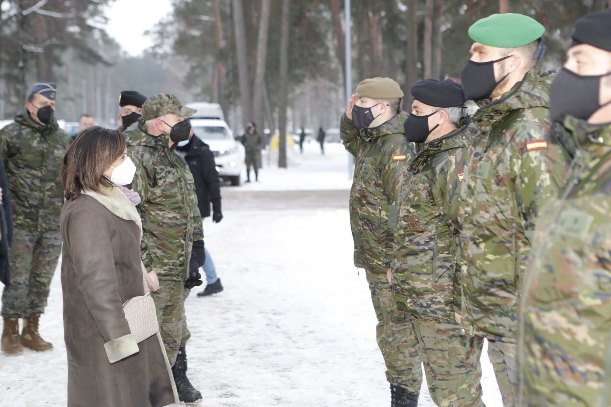 La ministra de Defensa, Margarita Robles, en visita a los militares españoles desplegados en Letonia el pasado mes de diciembre - Europa Press