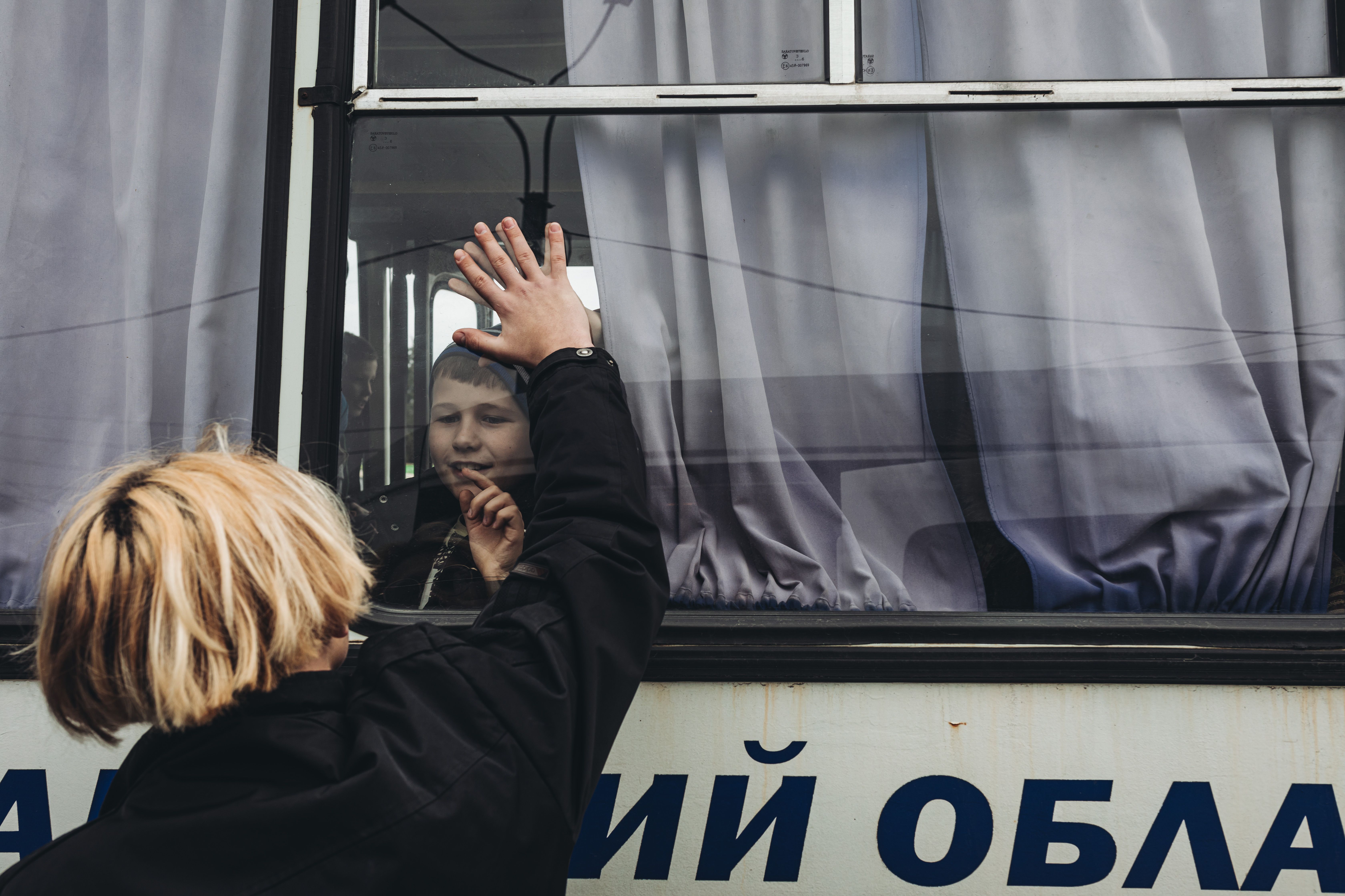 Un joven despide a un amigo desde fuera del autobús, a 24 de febrero de 2022, en Lisichansk, Oblast de Lugansk ( Ucrania). Diego Herrera / Europa Press.