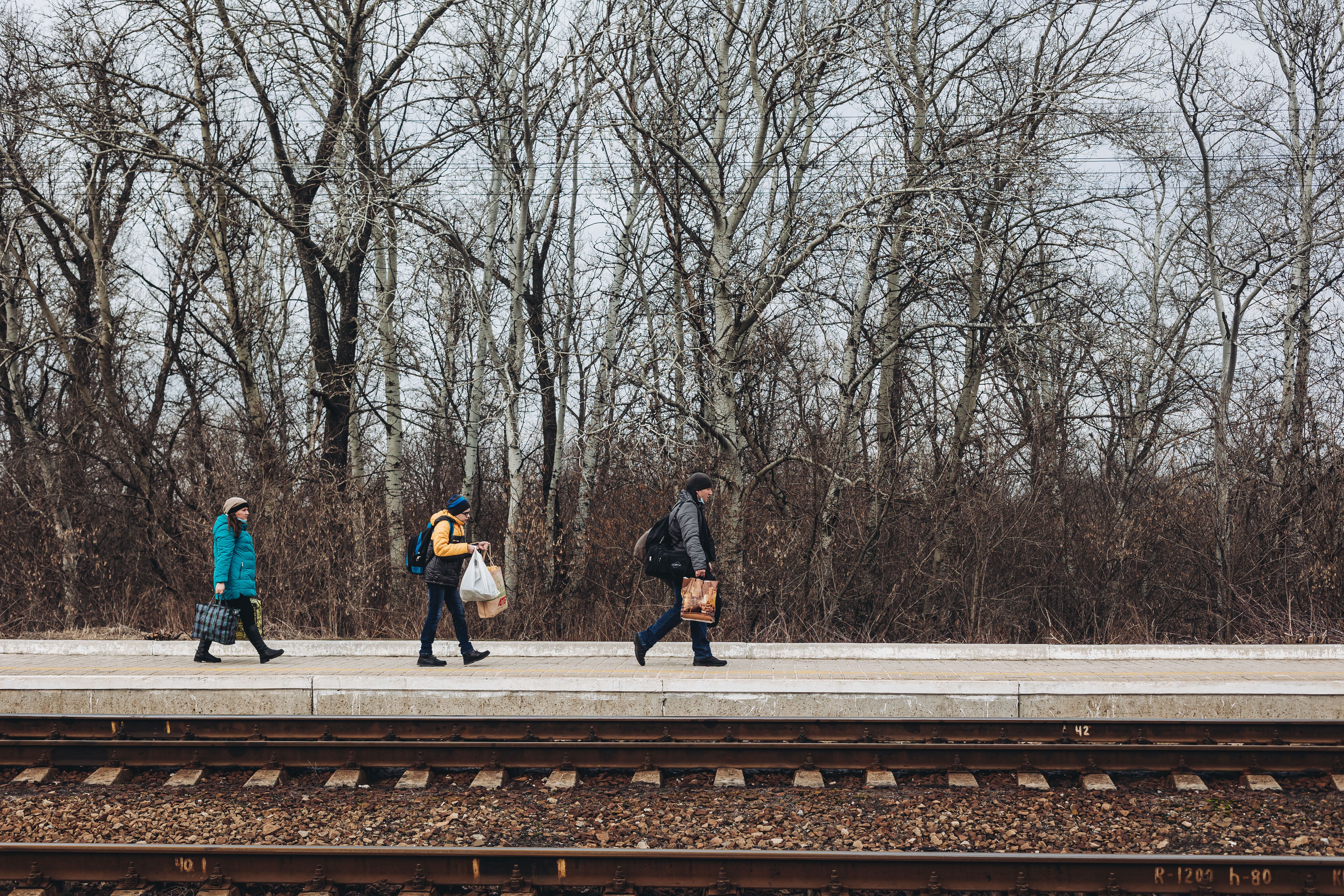 Personas caminando por la estación de tren de Lisichansk, a 24 de febrero de 2022, en Lisichansk, Oblast de Lugansk (Ucrania). Foto Diego Herrera / Europa Press.