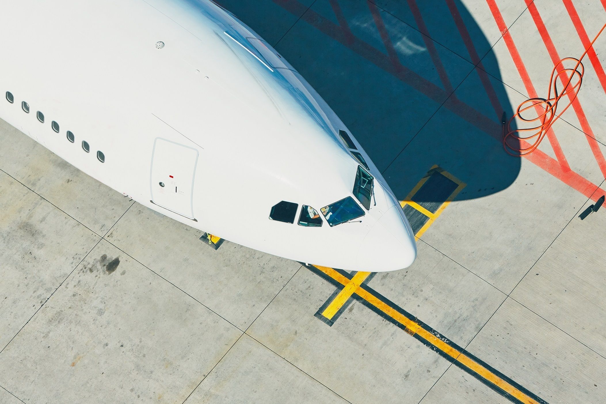 Imagen aérea de un avión en un aeropuerto. Imagen aérea de un avión en un aeropuerto.