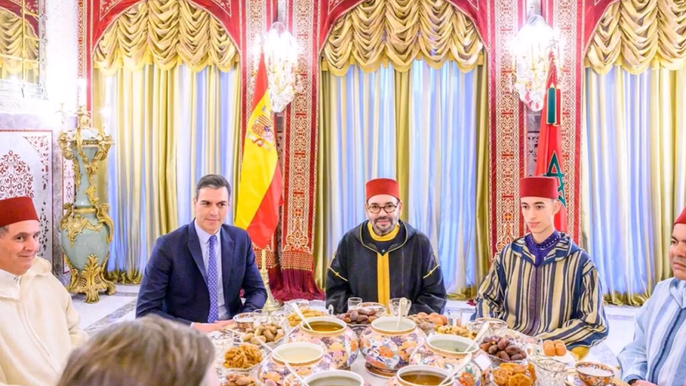En la cena ofrecida por Mohammed VI a Pedro Sánchez la bandera fue izada al revés. 