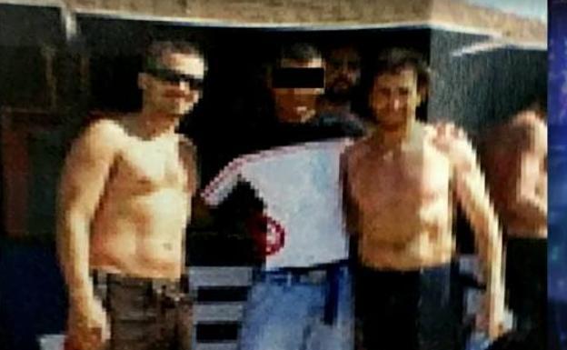 La foto de Pablo Motos con un terrorista talibán por la que el presentador fue investigado por el CNI La foto de Pablo Motos con un terrorista talibán por la que el presentador fue investigado por el CNI