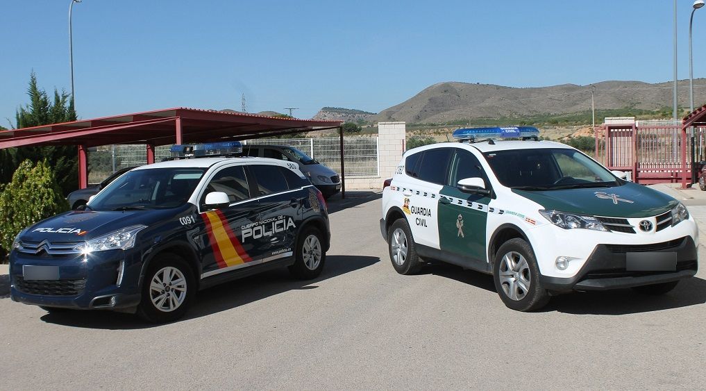 Las asociaciones de policías y guardias civiles se plantean acordar acciones conjuntas en rechazo de los cambios a la Ley de Seguridad. Las asociaciones de policías y guardias civiles se plantean acordar acciones conjuntas en rechazo de los cambios a la Ley de Seguridad.