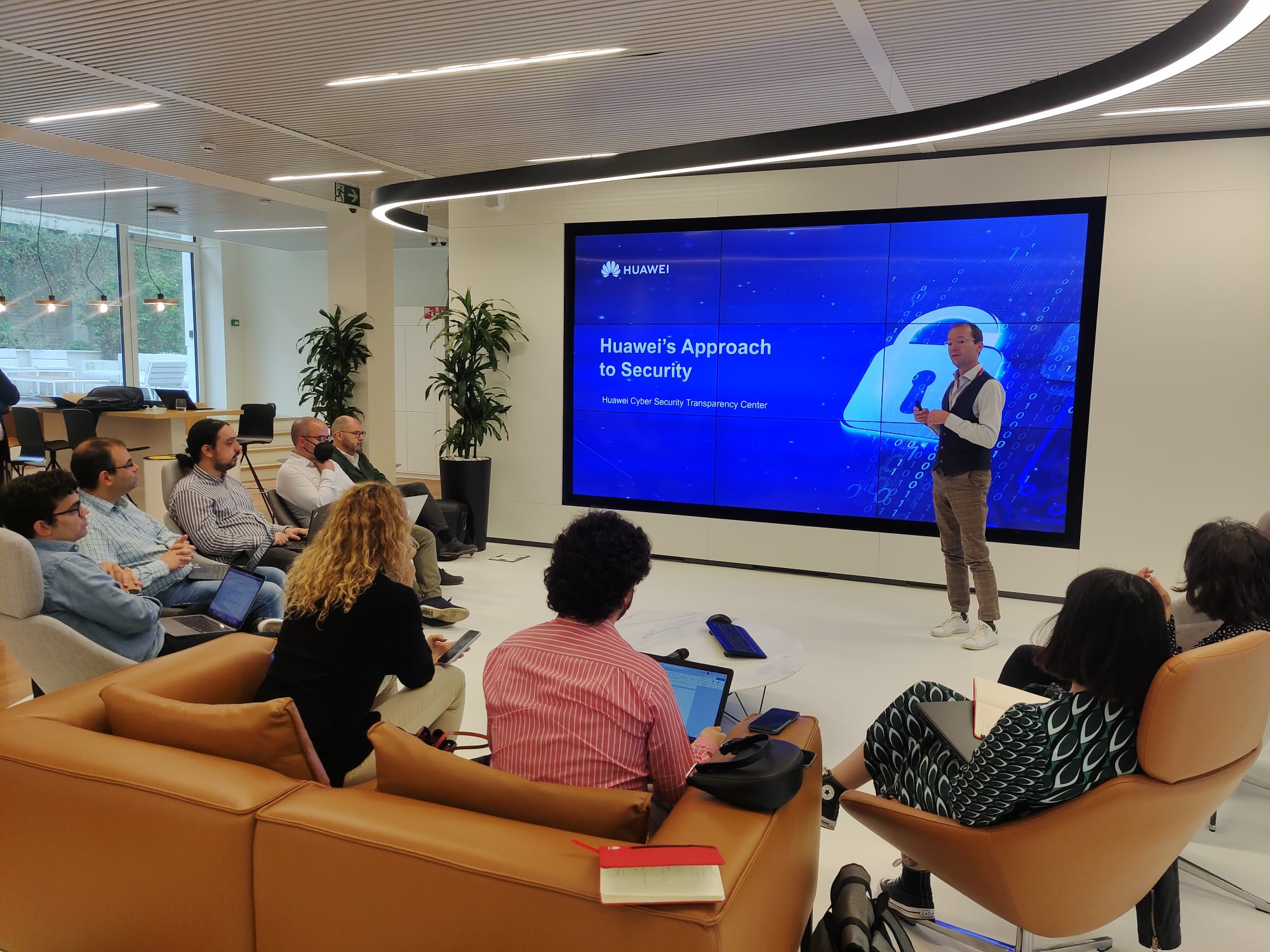 Koen Claesen durante el encuentro de Huawei con medios españoles en el Centro de Ciberseguridad de Huawei en Bruselas (Bélgica)) Koen Claesen durante el encuentro de Huawei con medios españoles en el Centro de Ciberseguridad de Huawei en Bruselas (Bélgica))