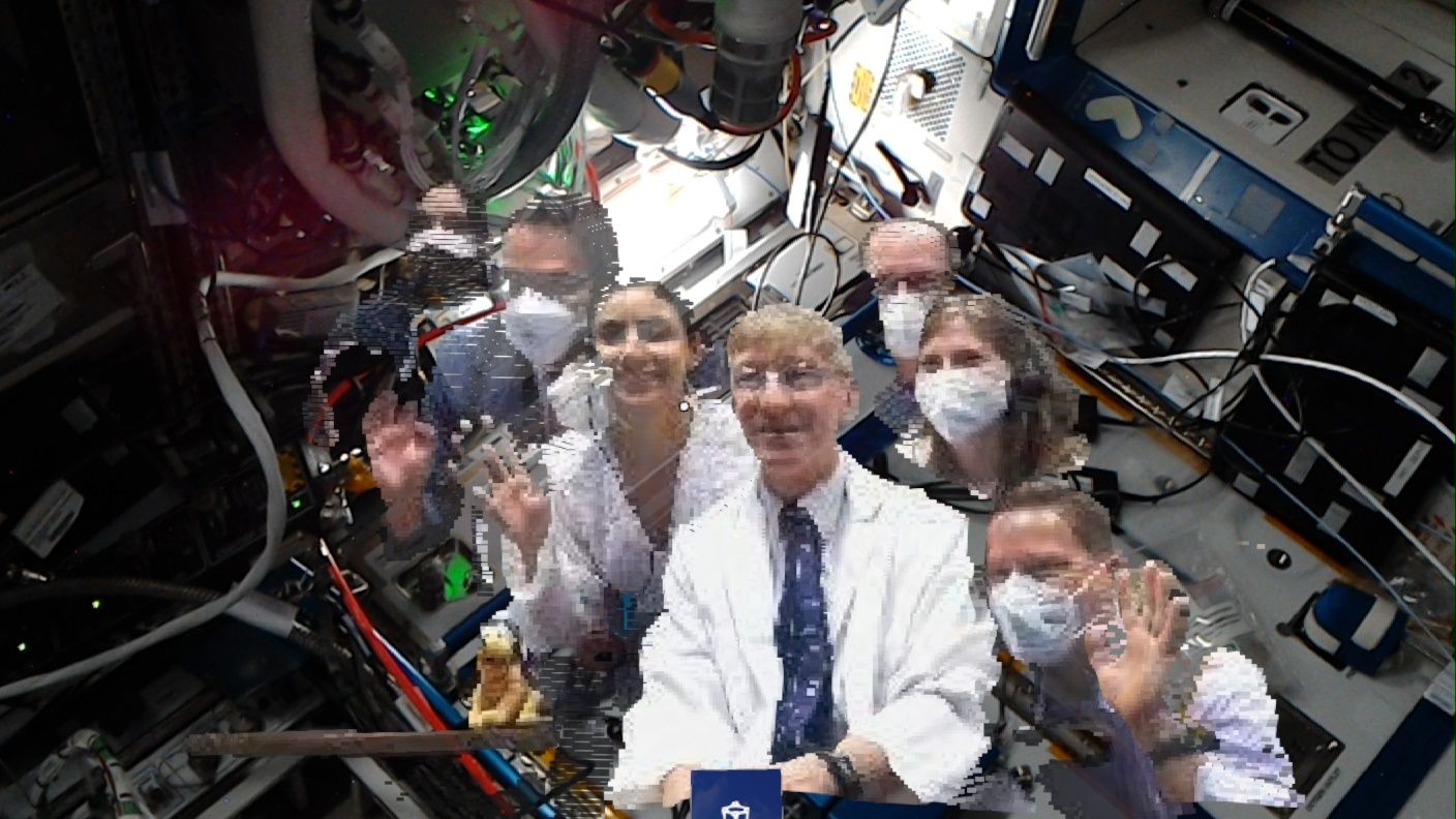 El doctor Josef Schmid con su equipo siendo holoportados en la EEI. (Fuente: ESA astronaut Thomas Pesquet).