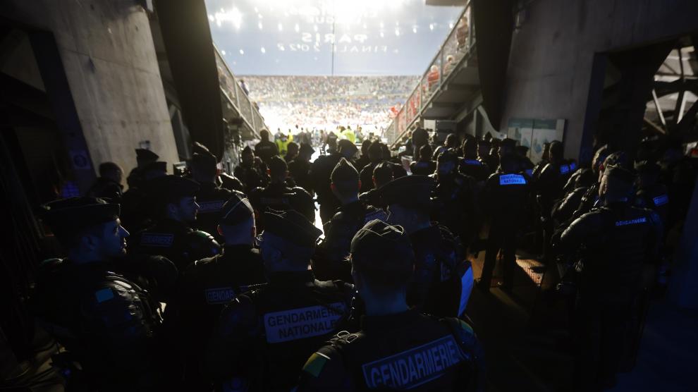 Un grupo de policías en uno de los túneles de acceso al Stade de France de Saint Denis en la final de la Champions 2021/2022 (Fuente: EFE)