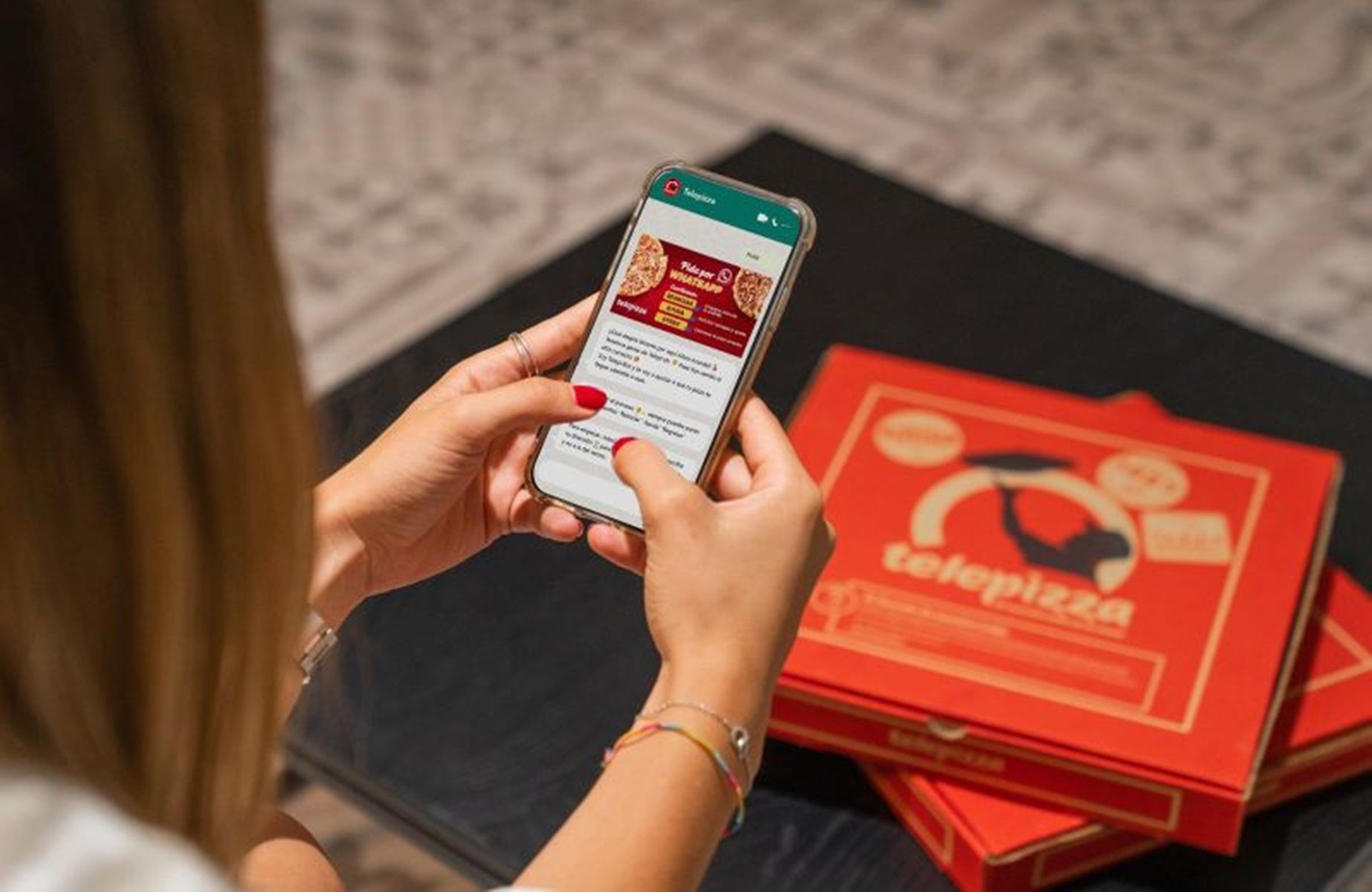 Clienta de Telepizza haciendo un pedido a domicilio a través de WhatsApp (Foto: Telepizza vía Servimedia)