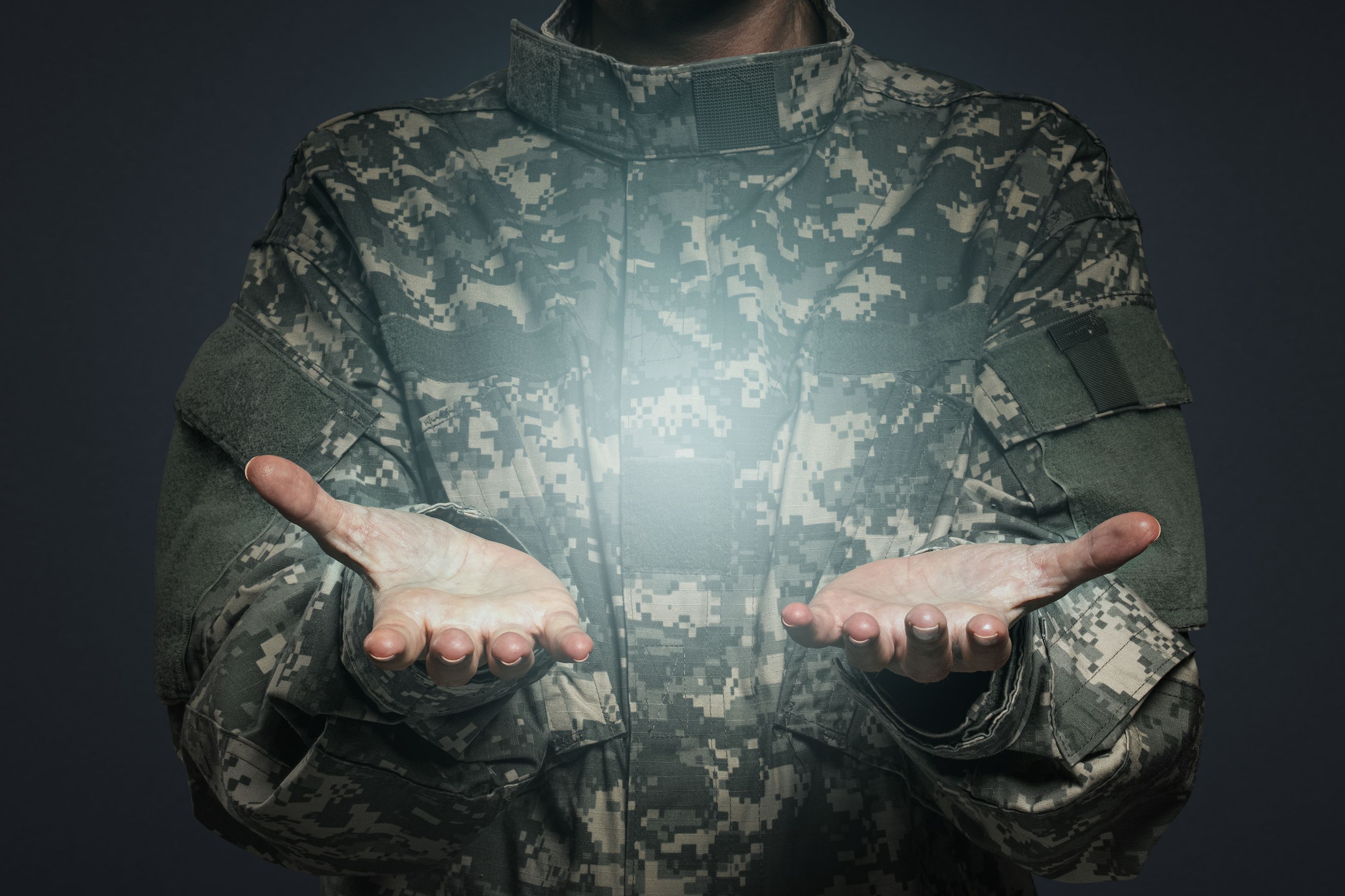 Foto de una mujer con el uniforme militar de rawpixel.com, Freepik.
