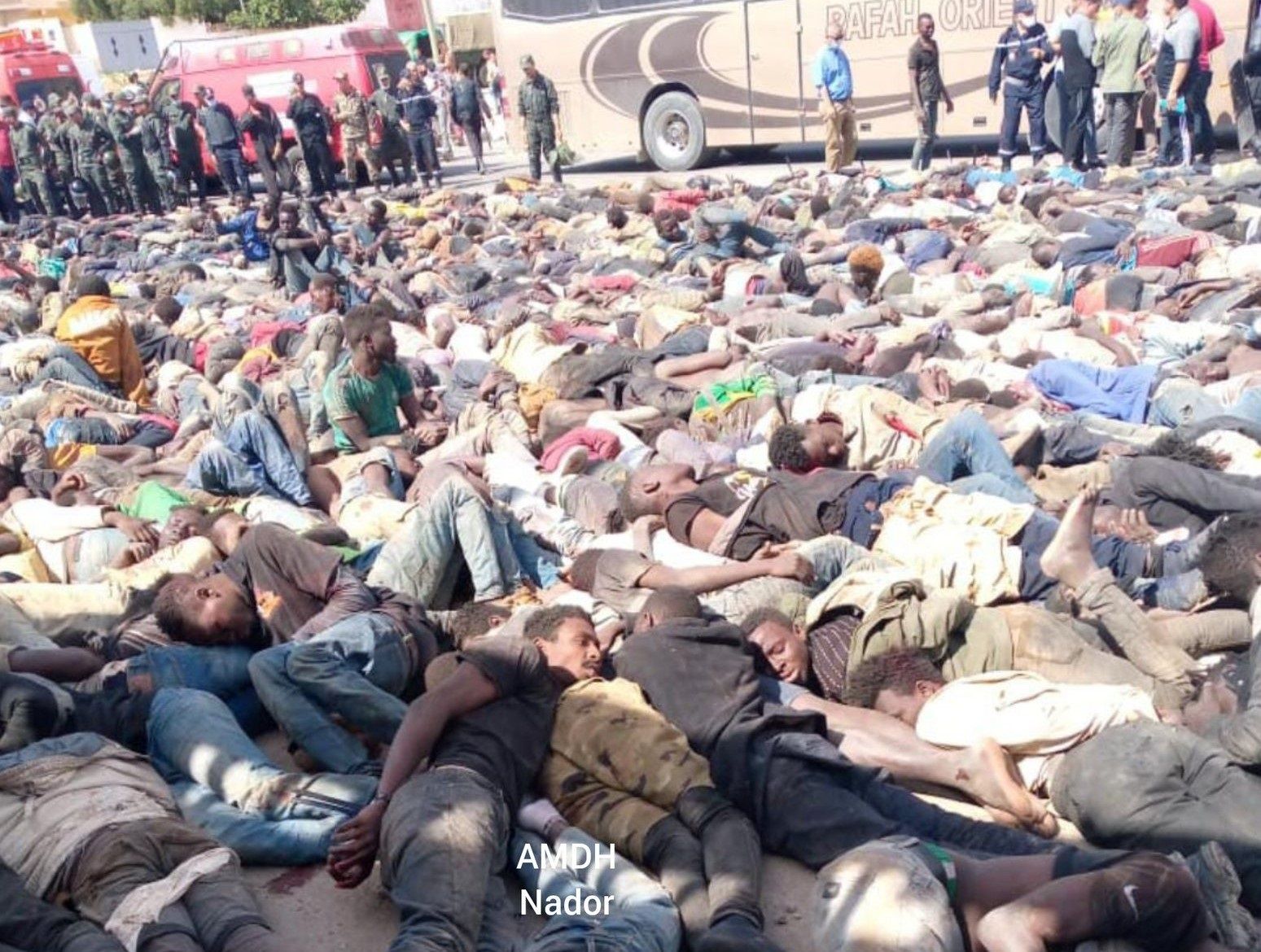 Inmigrantes subsaharianos amontonados tras los enfrentamientos con la Policía de Marruecos durante un intento de salto de la valla de Melilla. Europa Press. Inmigrantes subsaharianos amontonados tras los enfrentamientos con la Policía de Marruecos durante un intento de salto de la valla de Melilla. Europa Press.