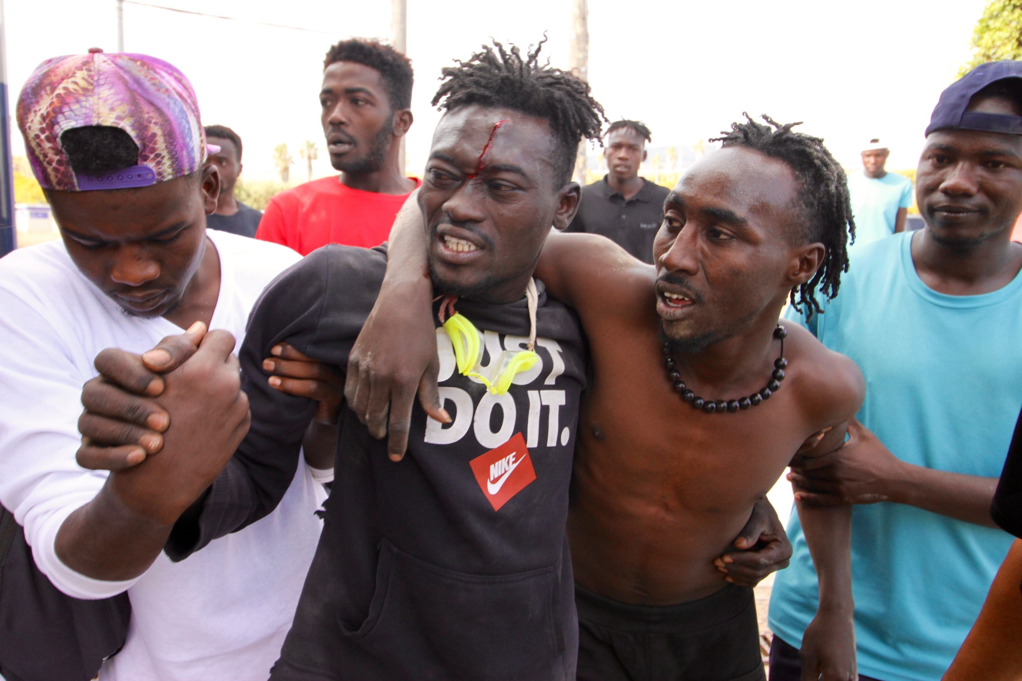 Varios migrantes se dirigen al Centro Temporal de Inmigrantes (CETI), después de saltar la valla de Melilla, a 24 de junio de 2022, en Melilla. - ANTONIO RUIZ - Europa Press