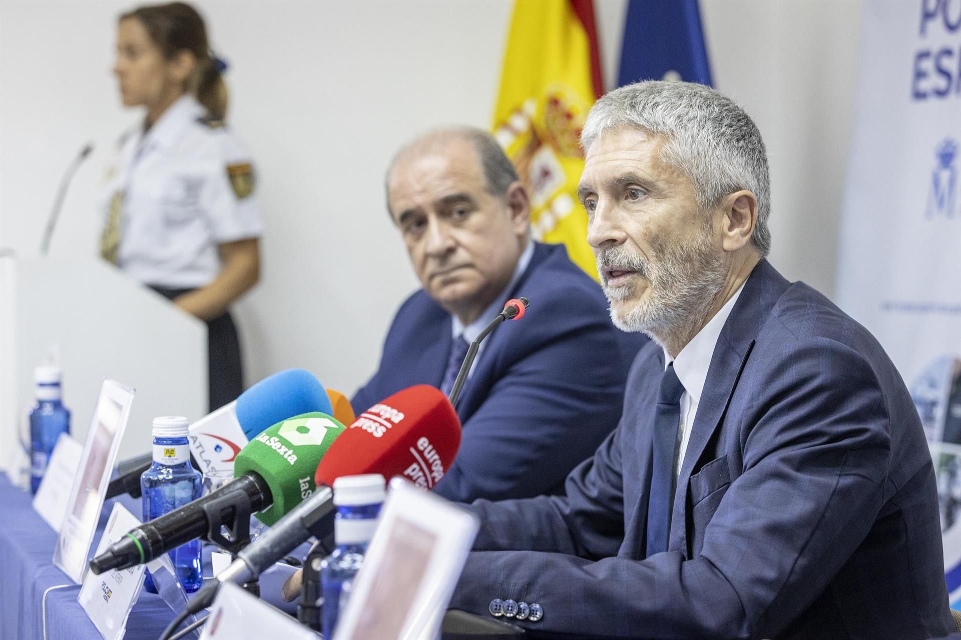 El ministro del Interior, Fernando Grande Marlaska, y el director de la Policía, Francisco Pardo, en un curso de la Universidad Complutense en el que el ministro de Interior explicó la importancia de aumentar el gasto en Defensa. El ministro del Interior, Fernando Grande Marlaska, y el director de la Policía, Francisco Pardo, en un curso de la Universidad Complutense en el que el ministro de Interior explicó la importancia de aumentar el gasto en Defensa.