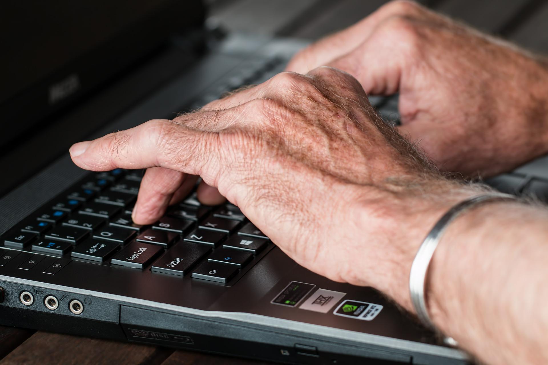 Facilitar e impulsar la digitalización de las personas mayores con dispositivos y herramientas digitales mejora el bienestar y la calidad de vida de todos. Fuente de foto: Pixabay. Autor: Steve Buissinne
