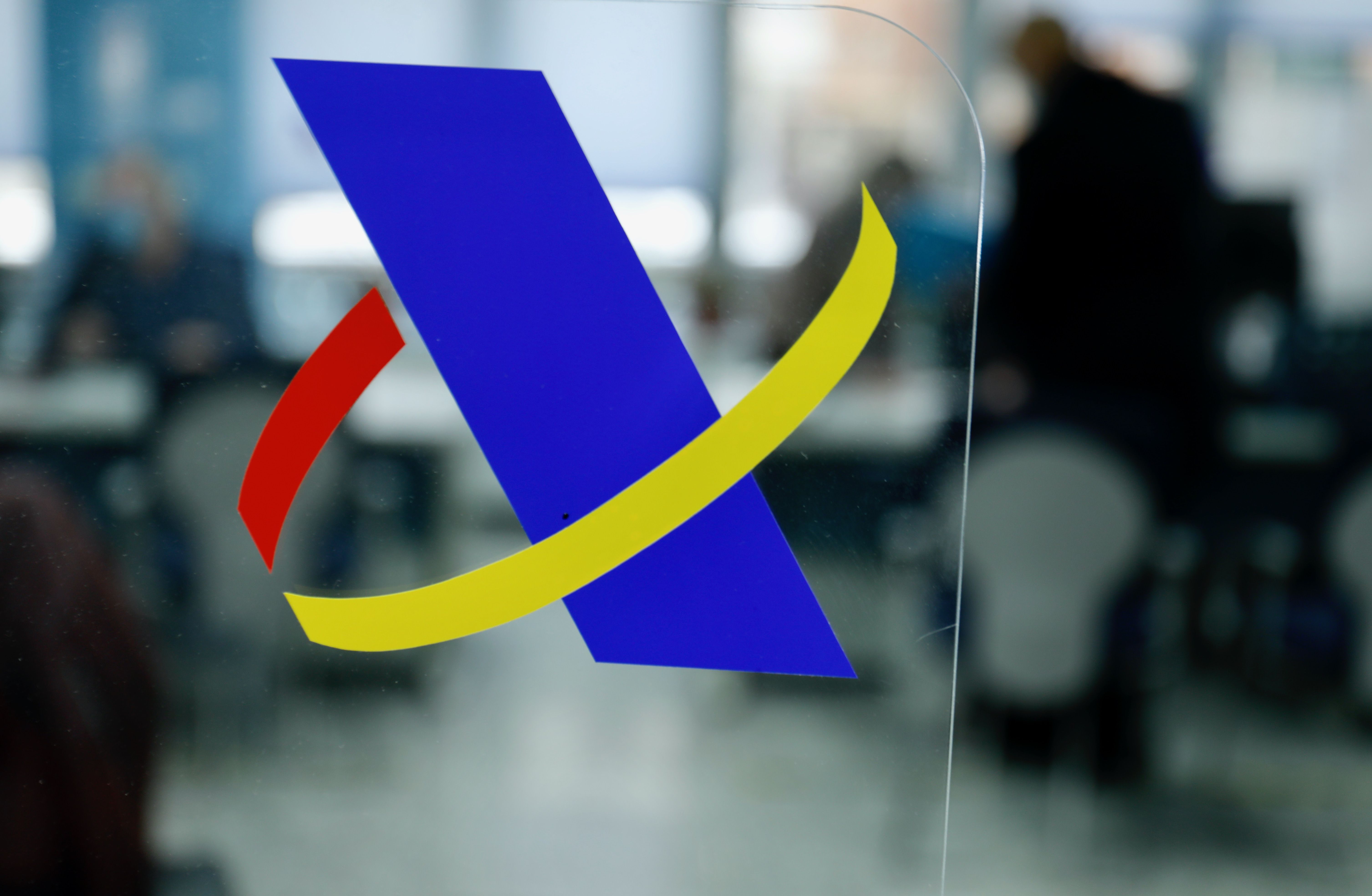 Logotipo de la Agencia Tributaria en la mampara de una oficina de Hacienda (Foto: Europa Press).