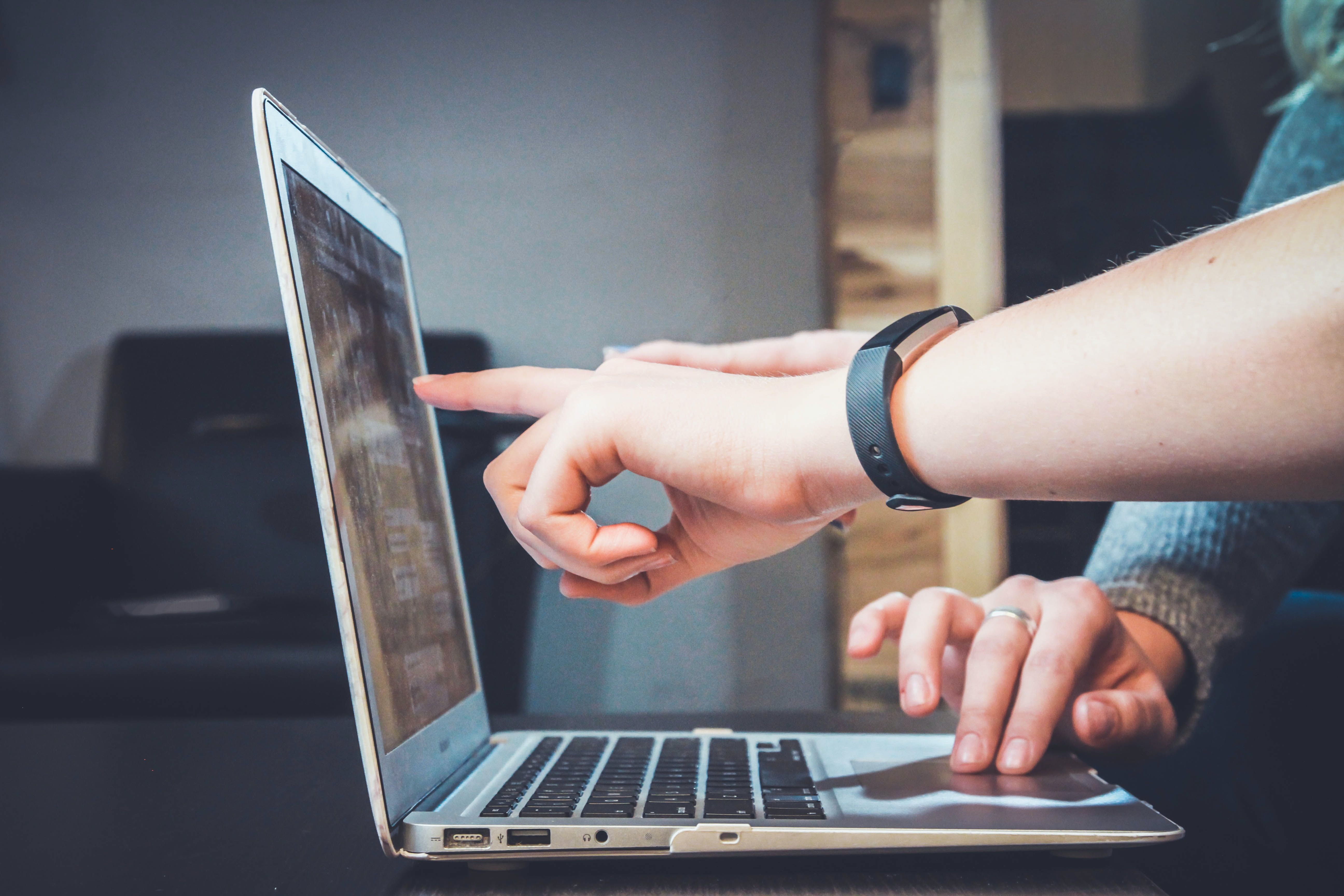 La migración digital de las empresas se ha acelerado y se ha convertido en indispensable (Foto de John Schnobrich en Unsplash) La migración digital de las empresas se ha acelerado y se ha convertido en indispensable (Foto de John Schnobrich en Unsplash)