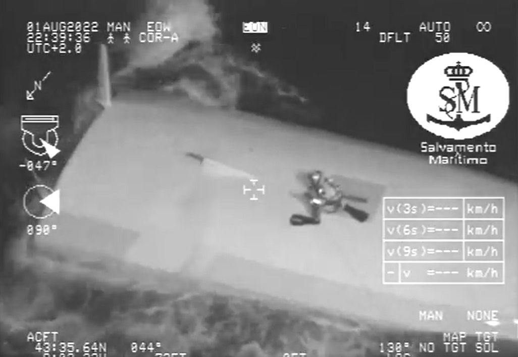 Imagen del rescate realizado por Salvamento Marítimo a un navegante francés que sobrevivió durante 16 horas en su velero volcado Imagen del rescate realizado por Salvamento Marítimo a un navegante francés que sobrevivió durante 16 horas en su velero volcado
