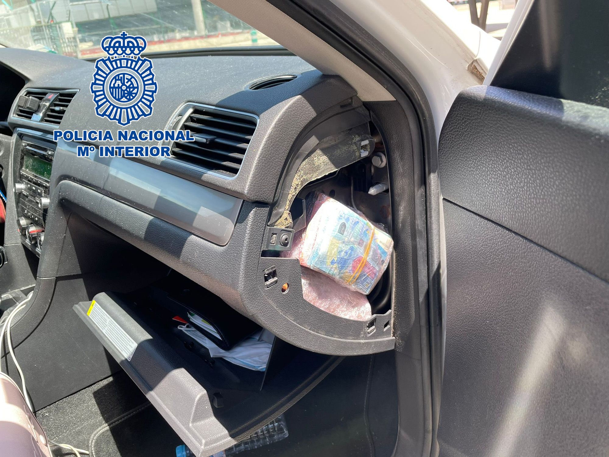 Compartimento para guardar droga y dinero en el interior del coche registrado. Imagen de archivo.