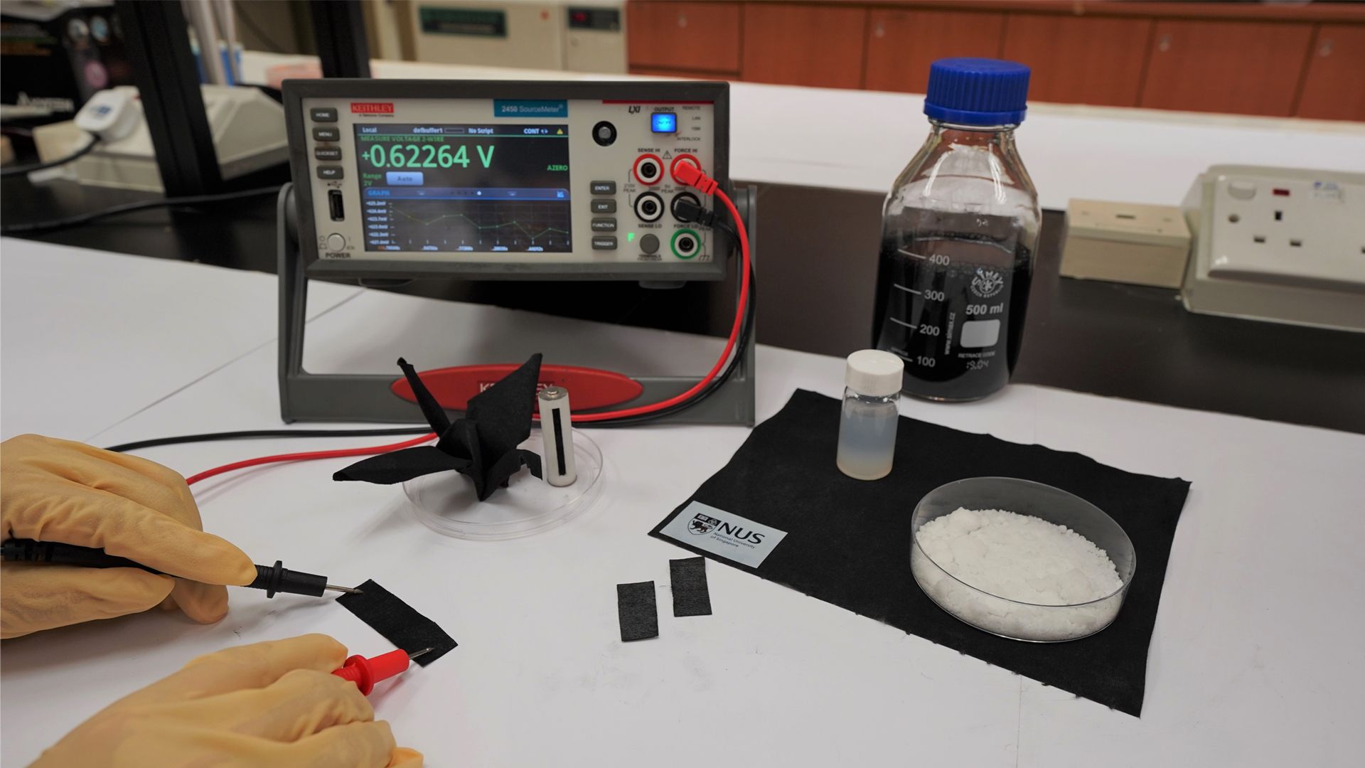 Científicos de la Universidad Nacional de Singapur (NUS) han creado un dispositivo que puede cargar muchos elementos electrónicos de manera muy sostenible. Fuente de imagen, NUS Científicos de la Universidad Nacional de Singapur (NUS) han creado un dispositivo que puede cargar muchos elementos electrónicos de manera muy sostenible. Fuente de imagen, NUS