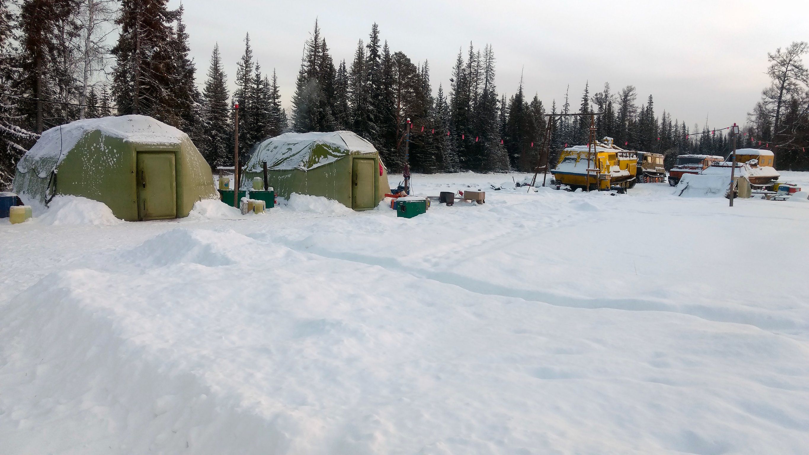 Campamento geológico y geofísico de campo de invierno en Siberia. tiendas inflables de rescate. Vehículos sobre orugas para trabajar en condiciones difíciles.