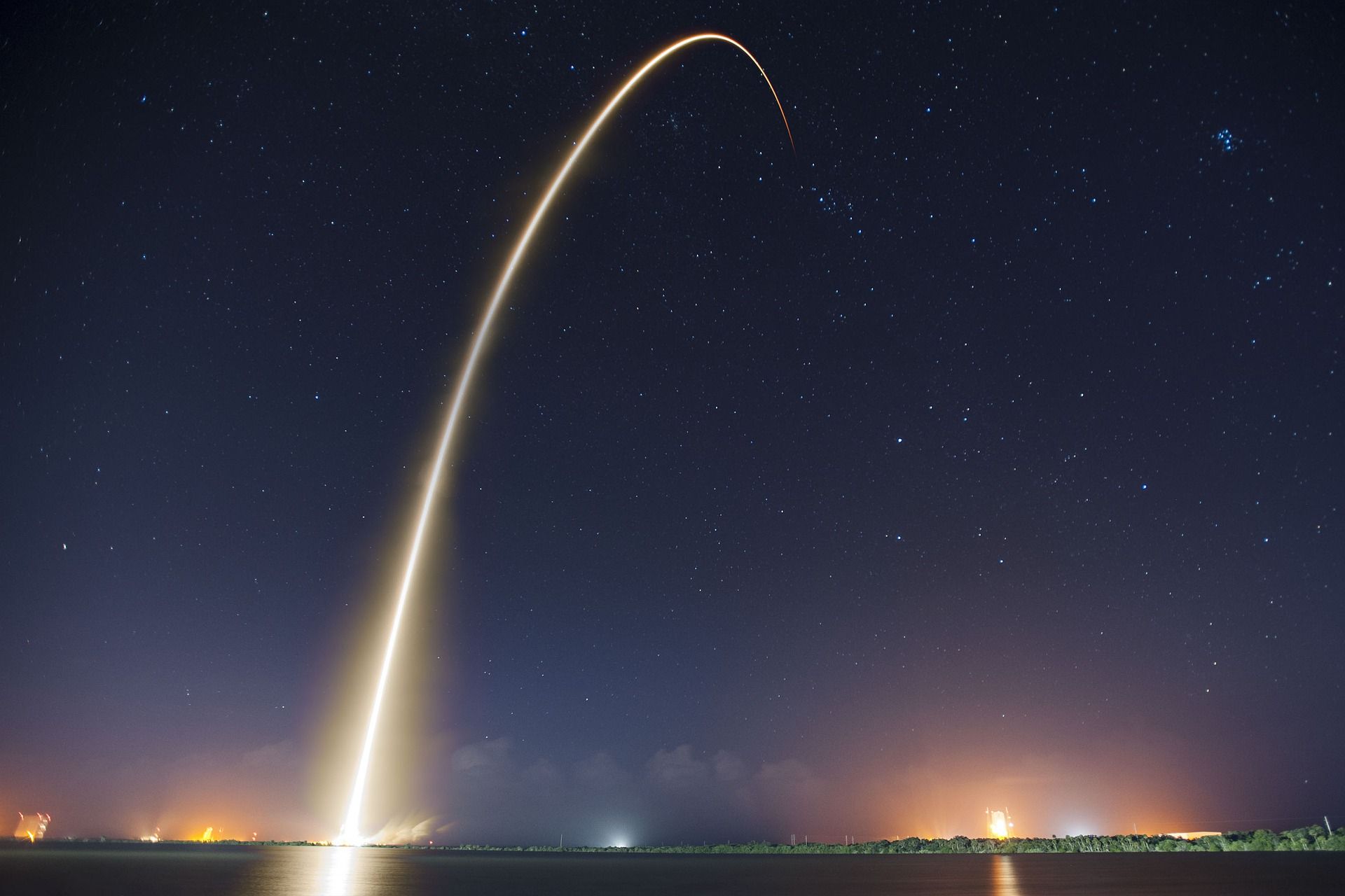 El ejército de EE.UU ha suscrito contratos con las compañías de cohetes de Bezos y Musk para transportar de manera muchísimo más rápida a personas y armas por el planeta. Imagen de SpaceX-Imagery en Pixabay El ejército de EE.UU ha suscrito contratos con las compañías de cohetes de Bezos y Musk para transportar de manera muchísimo más rápida a personas y armas por el planeta. Imagen de SpaceX-Imagery en Pixabay