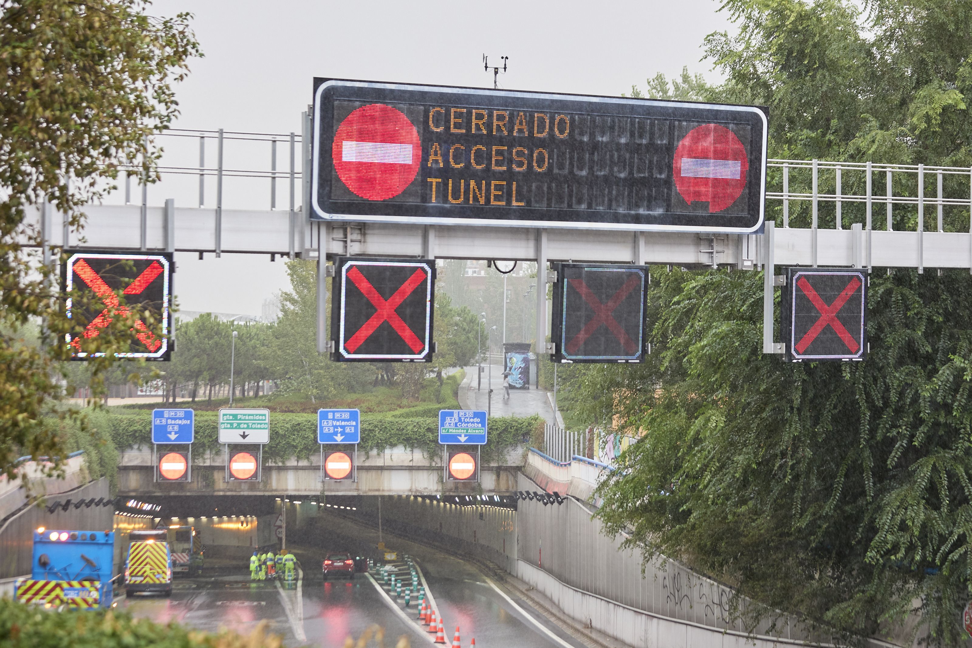 Señalización que indica que la M 30 queda temporalmente suspendida. Foto de Jesús Hellín, Europa Press