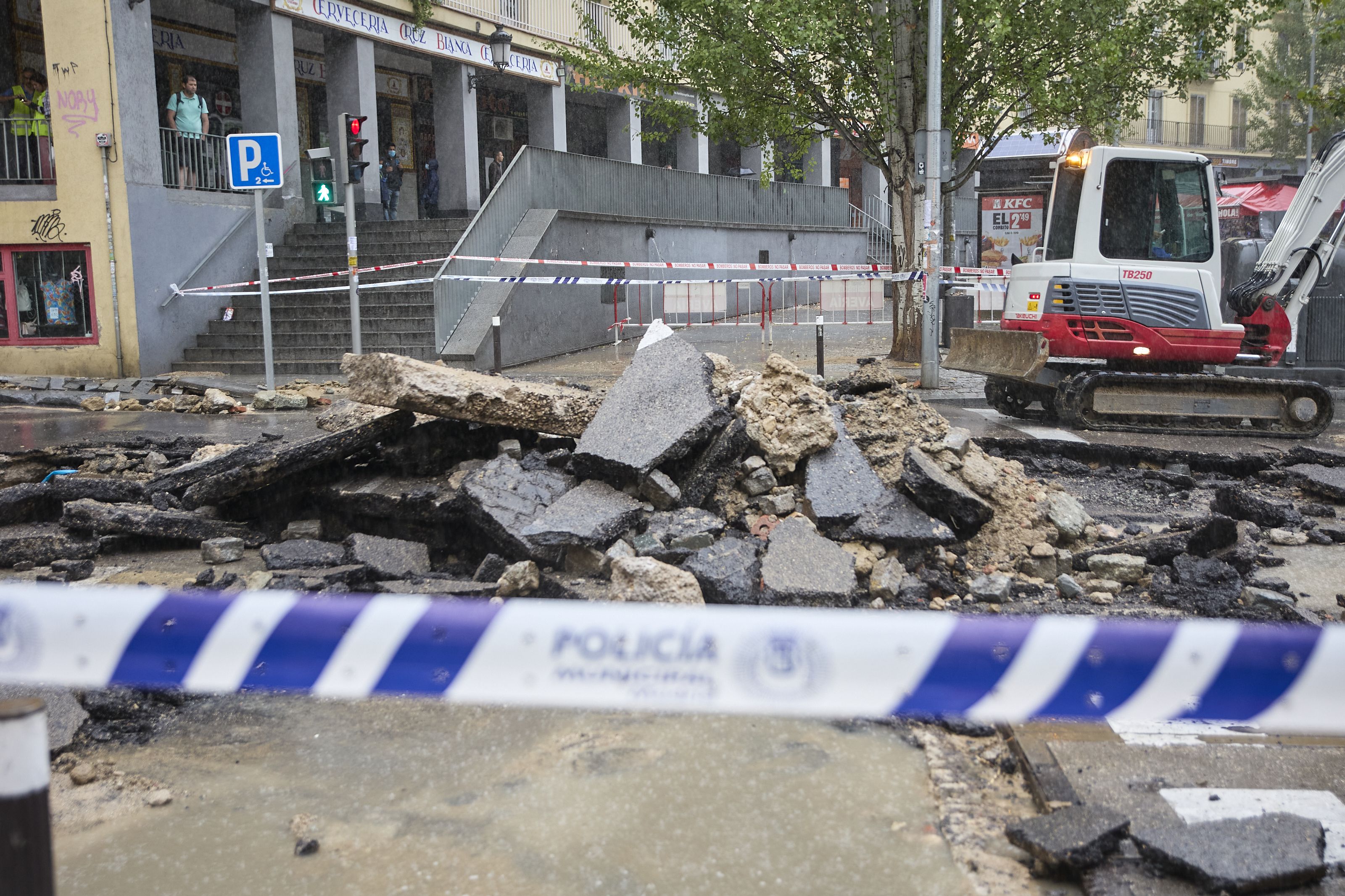 La rotura de la tubería del Canal de Isabel II ha generado daños considerables. Foto de Jesús Hellín, Europa Press