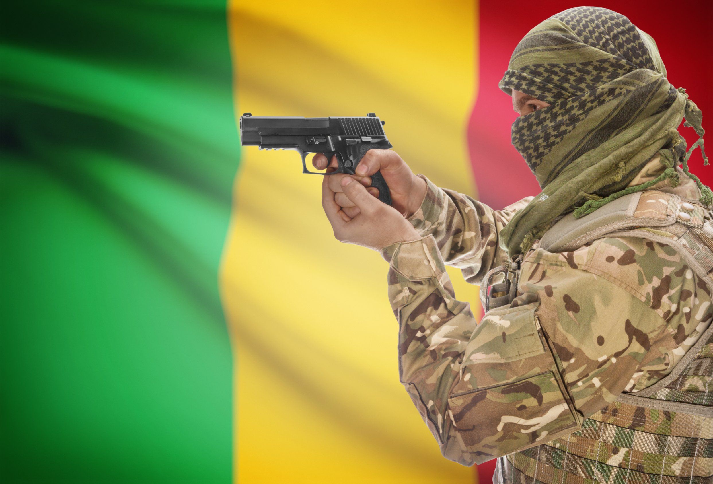 Fotomontaje de mercenario sobre la bandera de Mali.