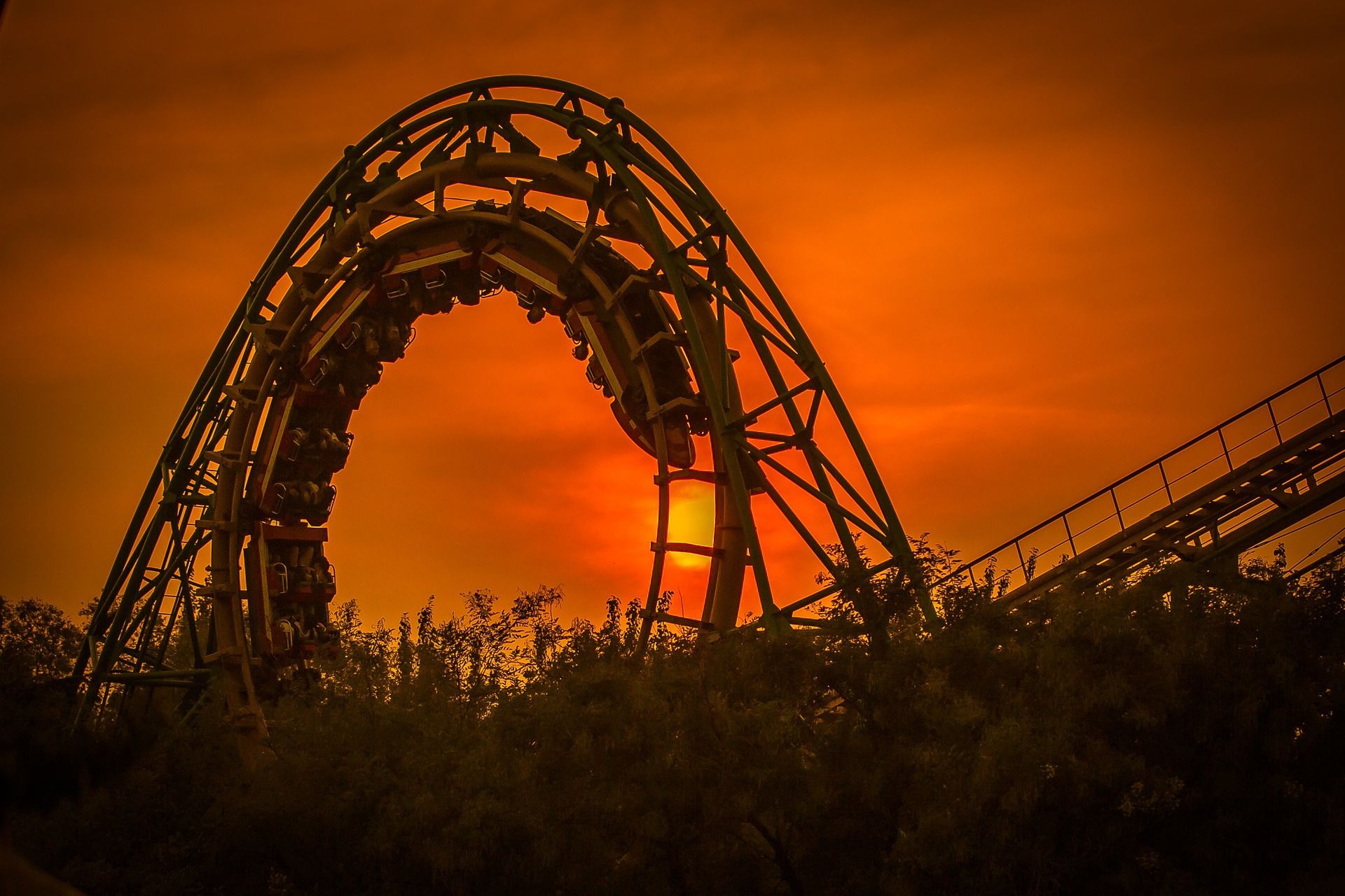 Aunque la realidad virtual y aumentada mejoran por momentos, la montaña rusa sigue siendo la experiencia favorita de muchos visitantes a los parques temáticos. Imagen de Jing Shi en Pixabay Aunque la realidad virtual y aumentada mejoran por momentos, la montaña rusa sigue siendo la experiencia favorita de muchos visitantes a los parques temáticos. Imagen de Jing Shi en Pixabay