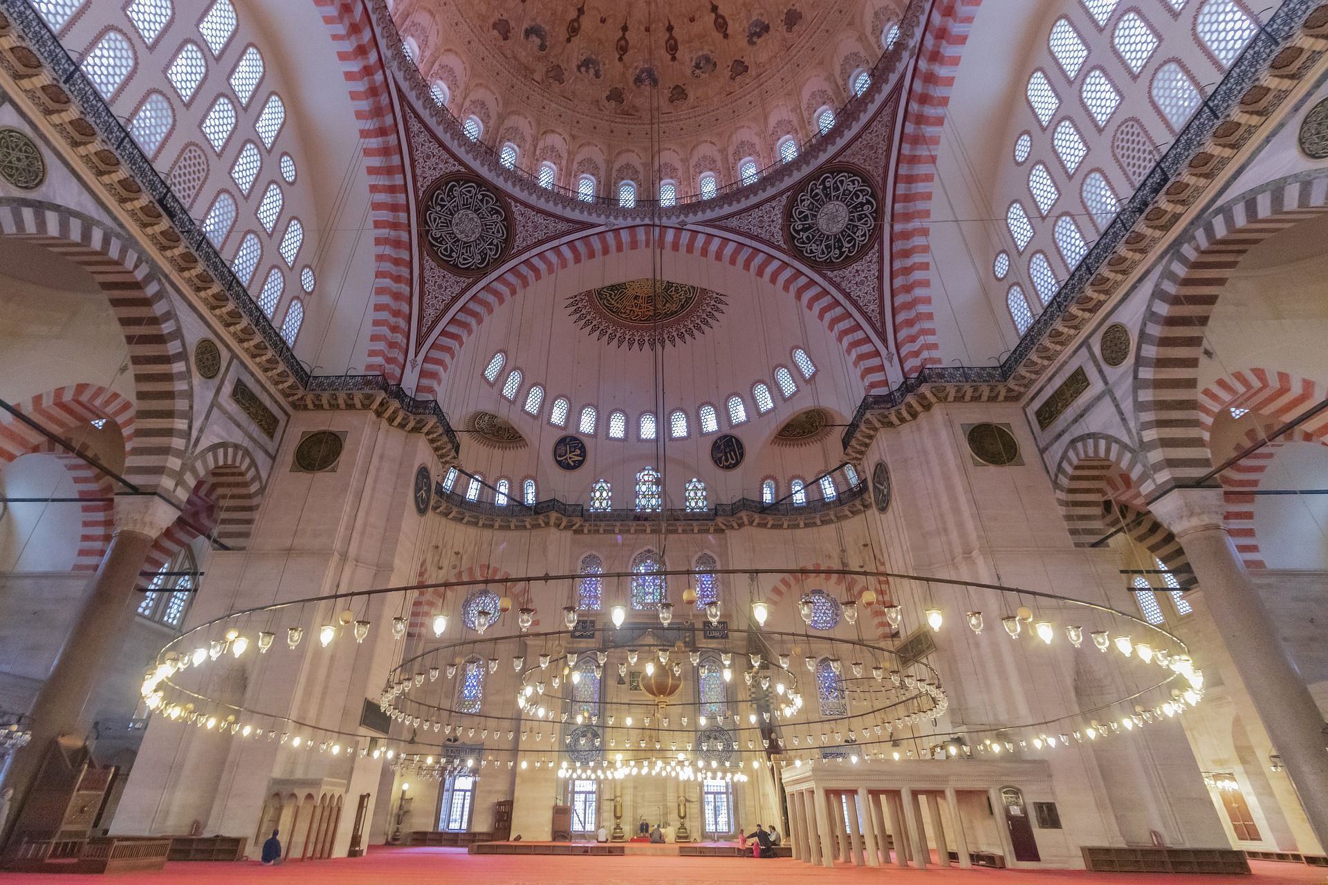 Interior de Santa Sofía, antigua basílica ortodoxa y actual mezquita musulmana, en Estambul. Imagen de Mostafa Meraji en Pixabay.