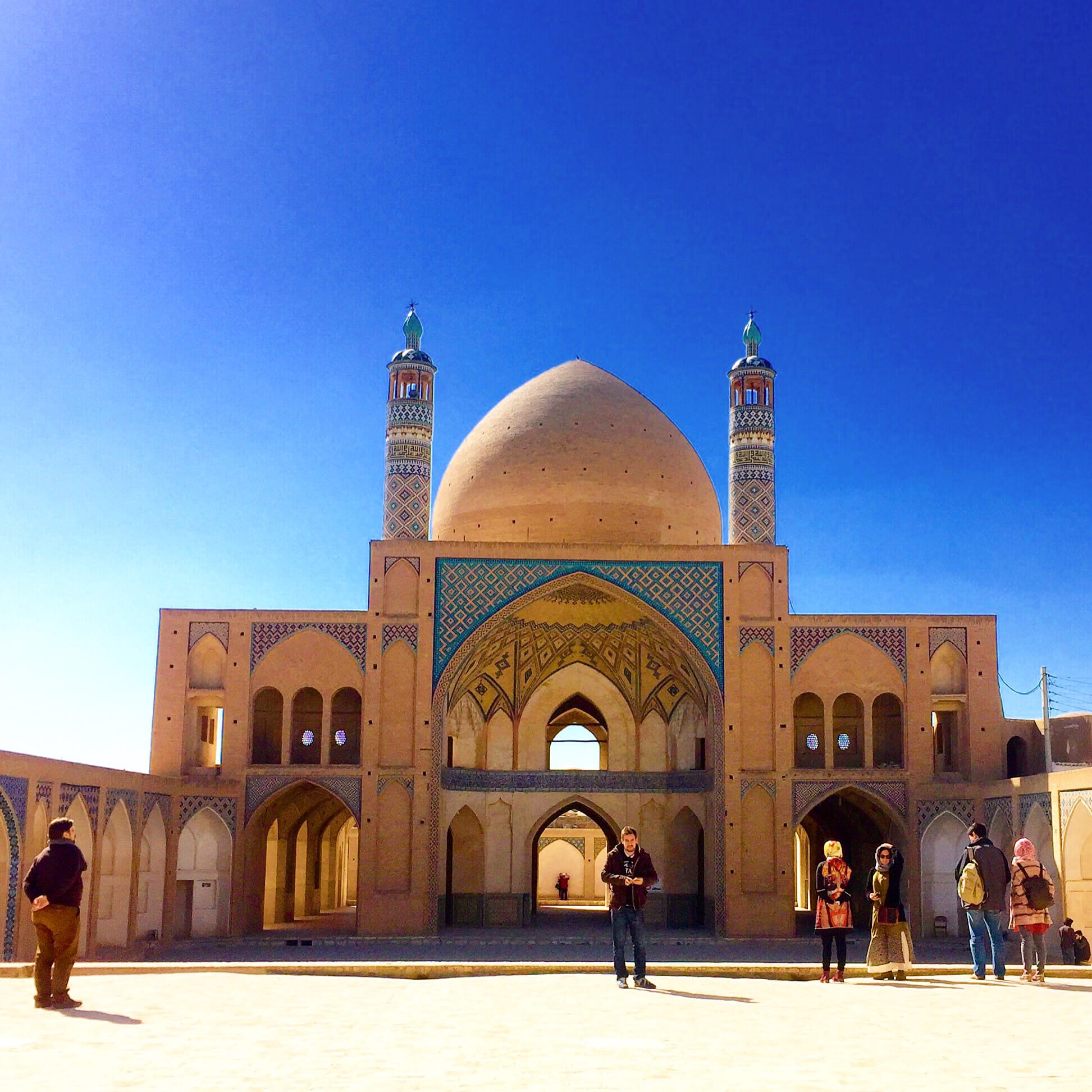 Más allá de las ramas sunitas y chiítas del Islam, se impone la belleza de las mezquitas musulmanas, como las de esta iraní. Foto de Ana López Carvajal.