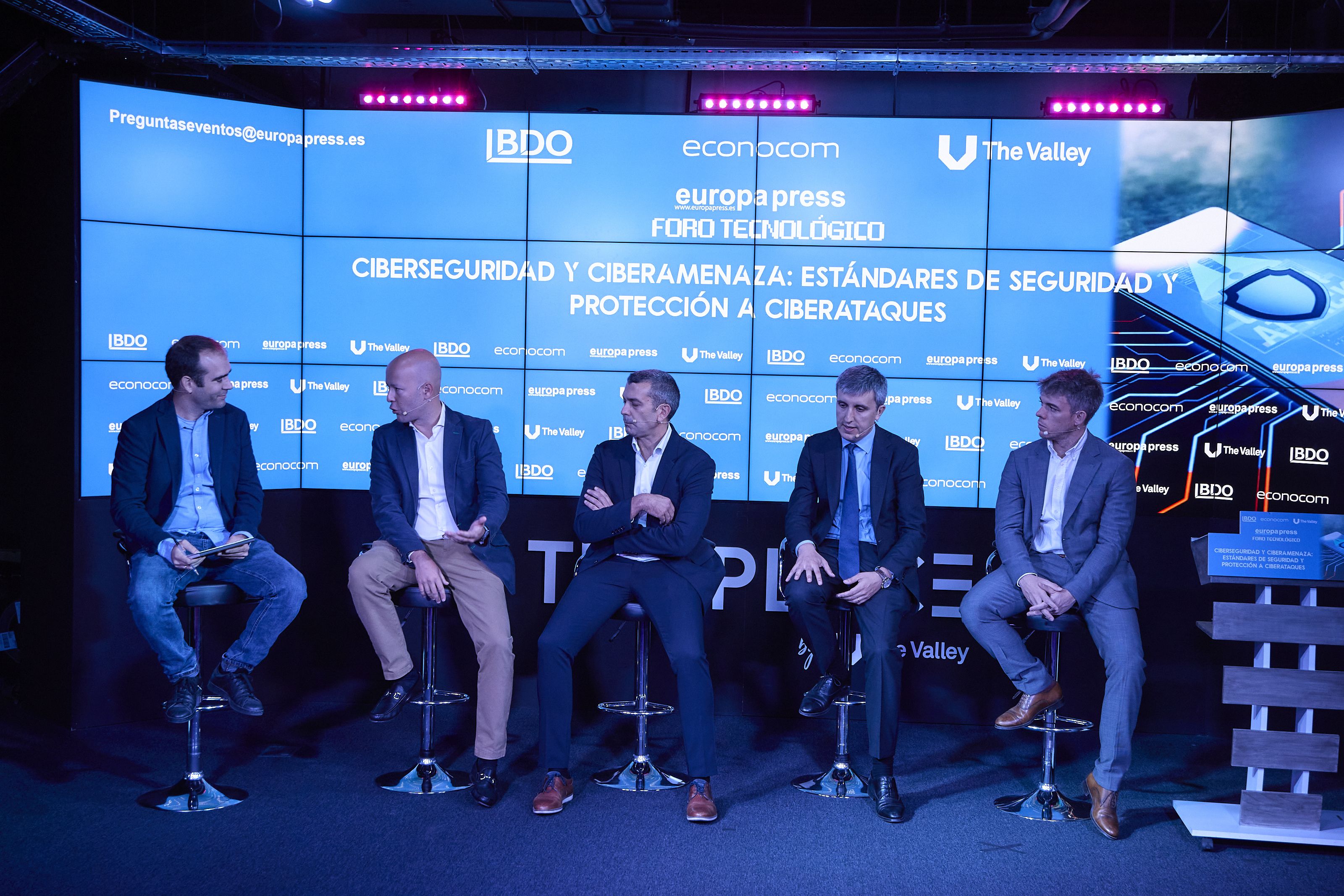 Foto grupal de los ponentes del III foro tecnológico de Europa Press. Foto grupal de los ponentes del III foro tecnológico de Europa Press.