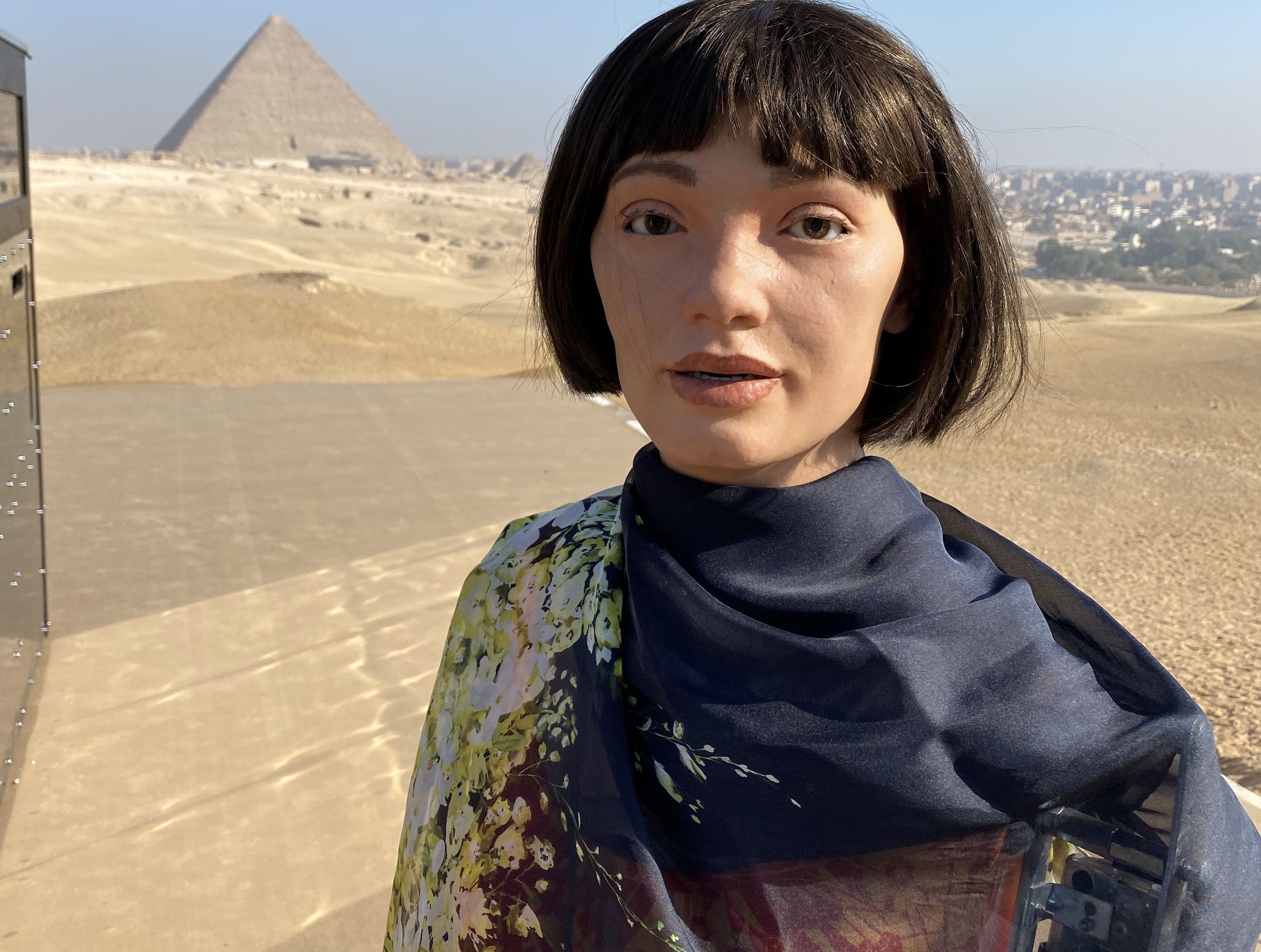 AiDa frente a la Gran Pirámide de Giza, en Egipto.