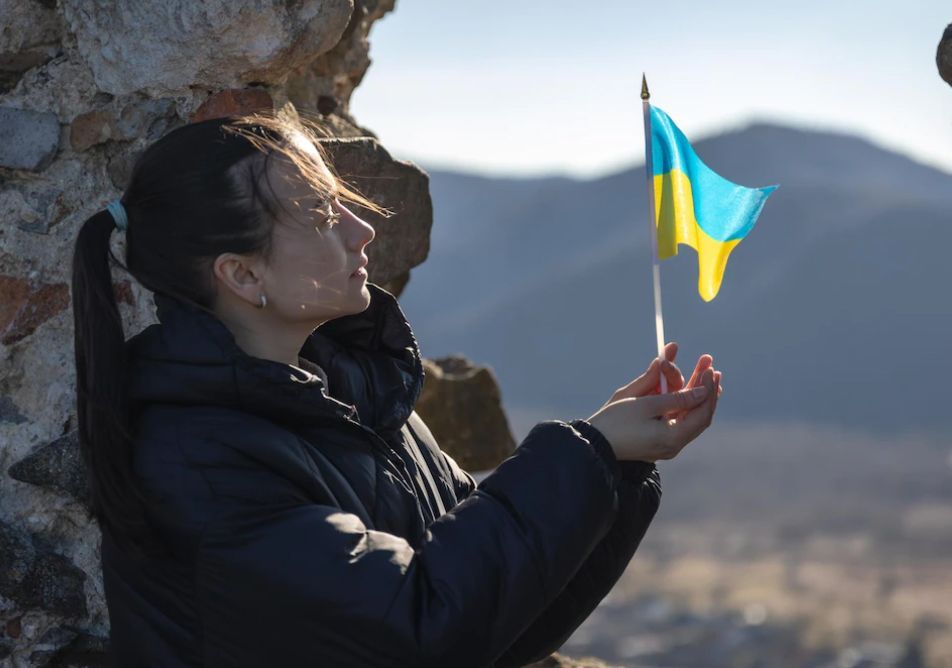 Una mujer con la bandera de Ucrania