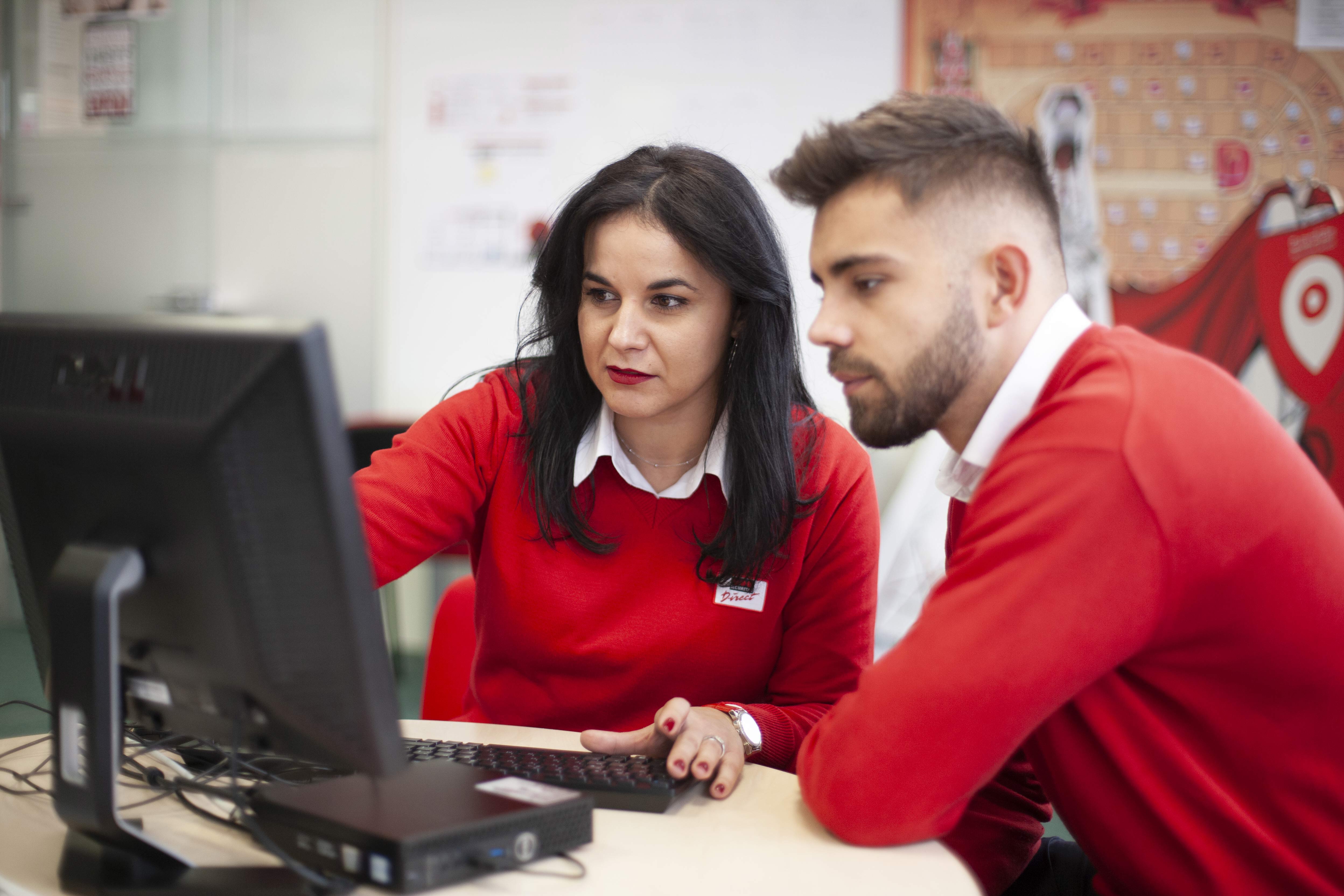 Profesionales de Securitas Direct recibiendo uno de los programas universitarios de la compañía