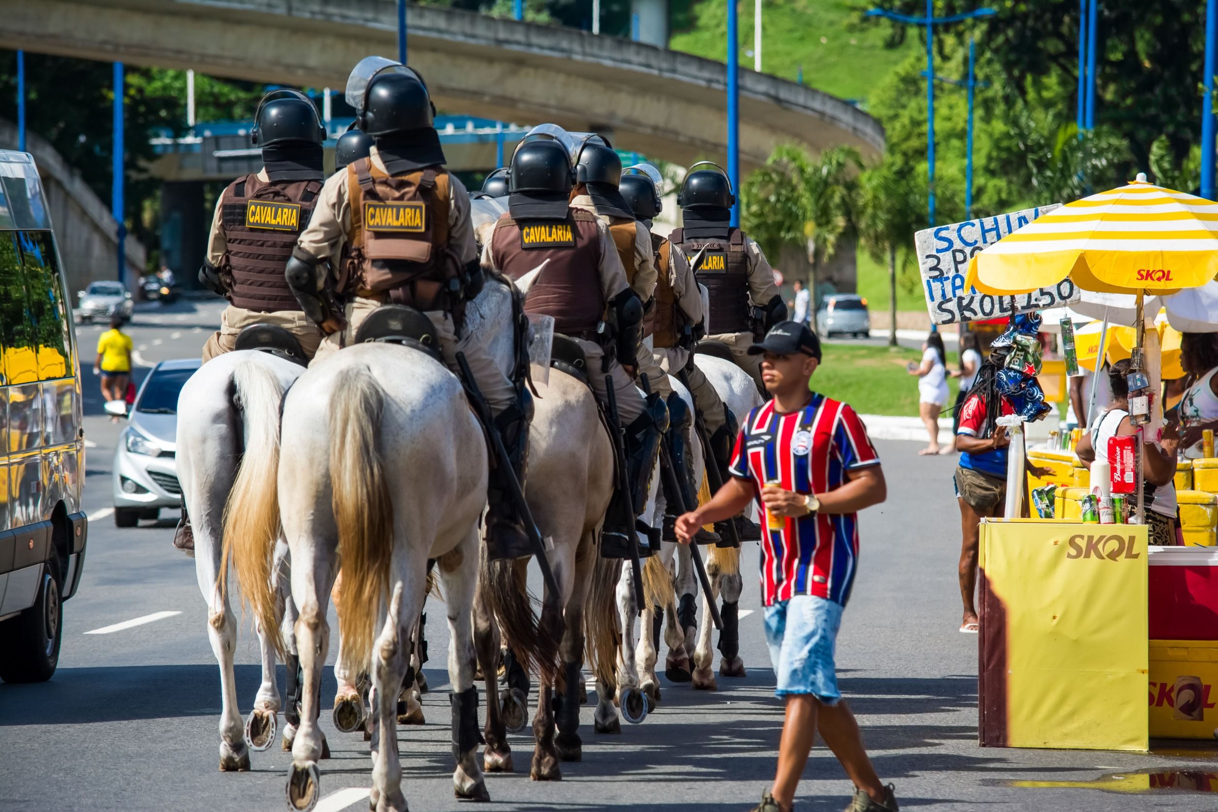 Policía militar a caballo en los aledaños de un estadio de fútbol en Salvador, Bahia (Brasil)..