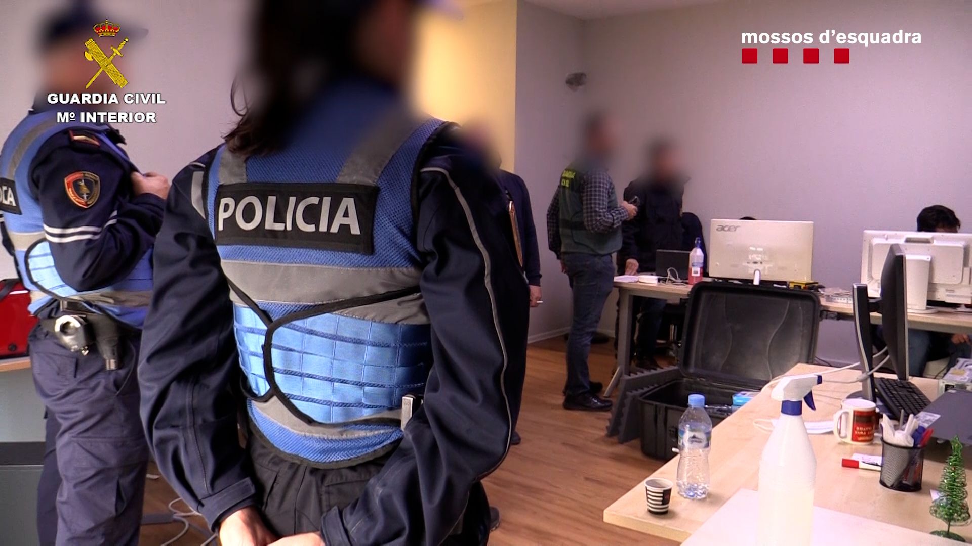 Agentes de la Guardia Civil y de los Mossos d'Esquadra durante la operación policial transnacional en la que se ha conseguido desarticular a una organización criminal especializada en realizar estafas con criptomonedas Agentes de la Guardia Civil y de los Mossos d'Esquadra durante la operación policial transnacional en la que se ha conseguido desarticular a una organización criminal especializada en realizar estafas con criptomonedas